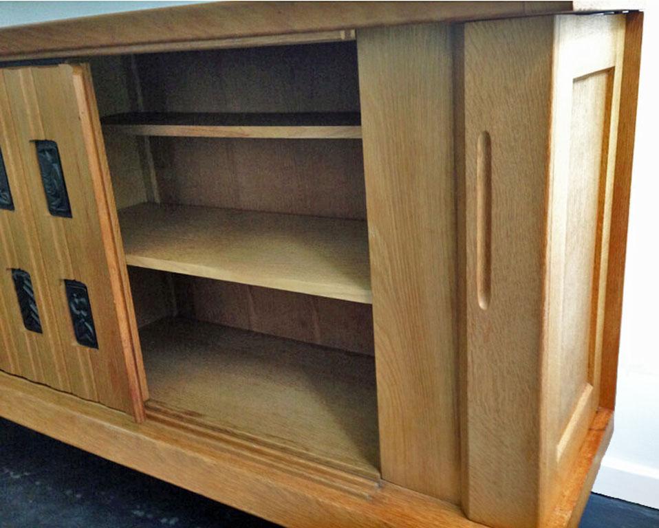 Guillerme y Chambron, aparador de roble y cerámica de Danikowski hacia 1960/1970 Moderno de mediados de siglo en venta