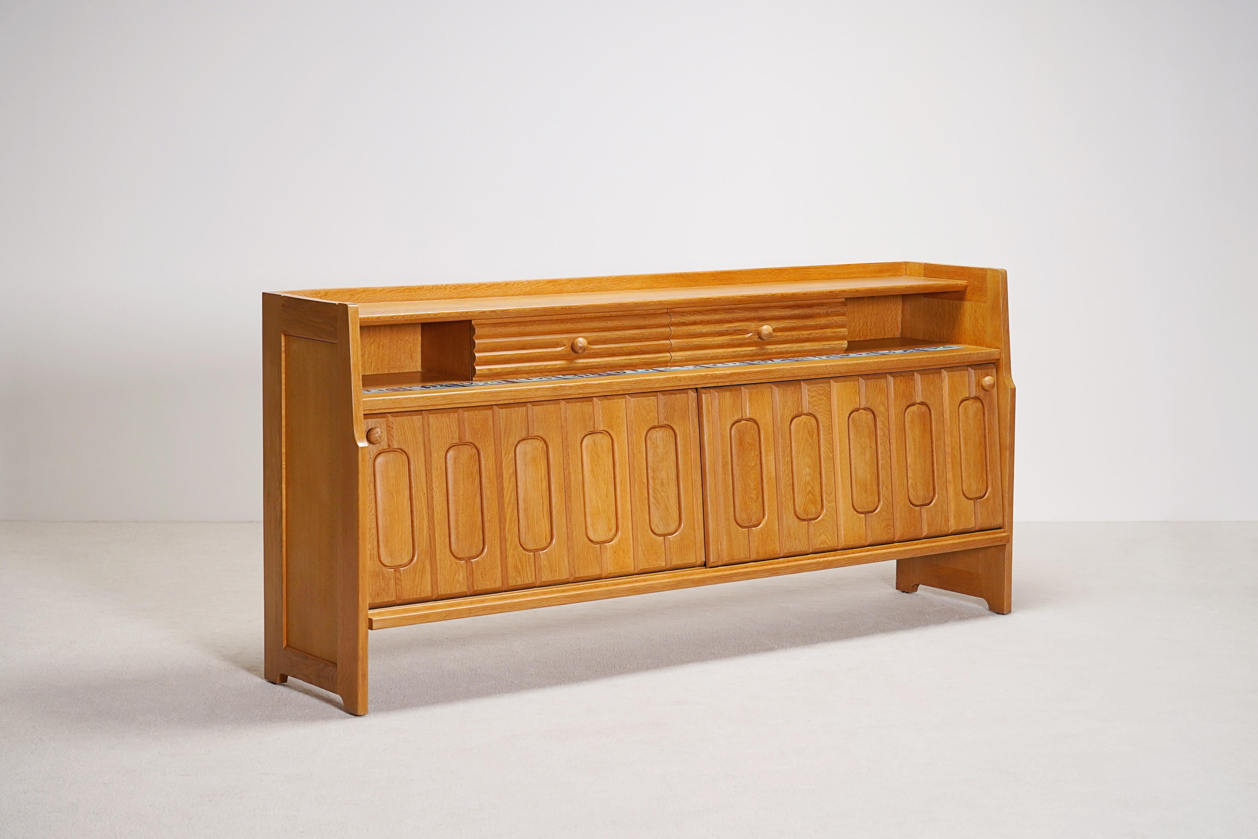Guillerme et Chambron, Sideboard aus Eiche und eingelegten Keramikfliesen für die französische Firma 