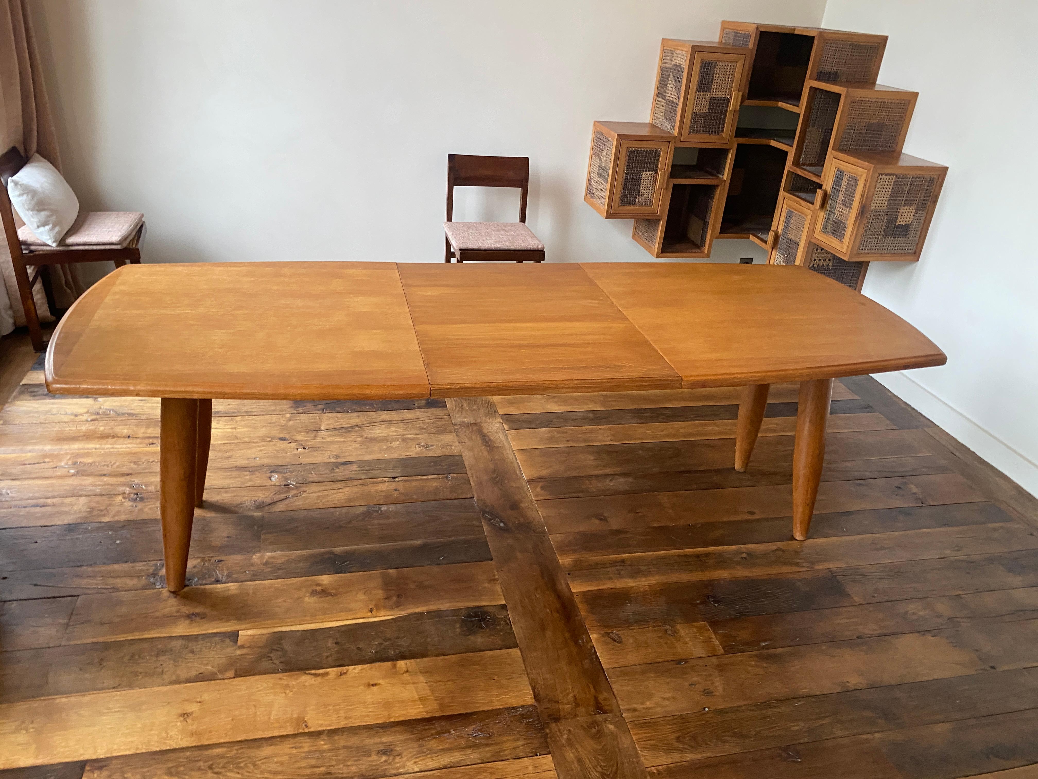 Guillerme and Chambron, table en Oak, Edition Votre Maison circa 1970/1980
dim : 74x170x90 cm
et 74x230x90 cm

Votre maison : un style, un concept, un état d'esprit.
     L'histoire de Votre Maison commence en 1940 en Prusse, près du lac Mazaurien.