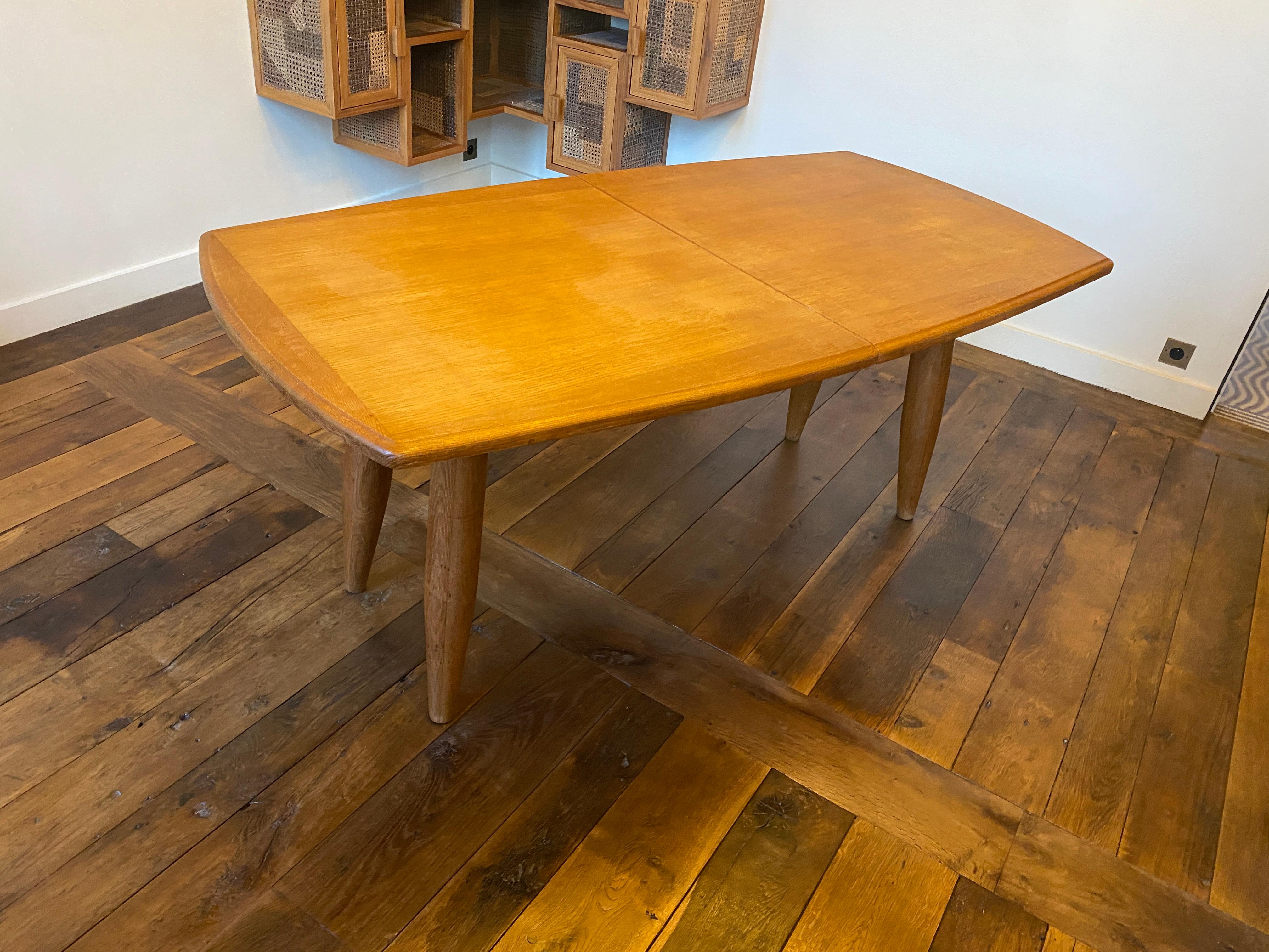 Milieu du XXe siècle Guillerme et Chambron, table en Oak, Edition Votre Maison circa 1960/1970 en vente