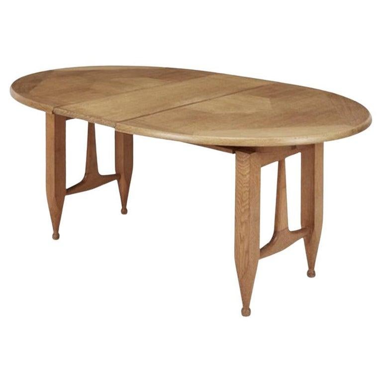 Guillerme and Chambron, table en Oak, Edition Votre Maison circa 1970
+2 feuilles 35 cm
Dimensions avec allonges : 73x208x106 cm

 Votre maison : un style, un concept, un état d'esprit.
  L'histoire de Votre Maison commence en 1940 en Prusse, près