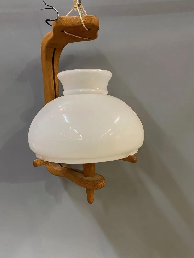 Mid-Century moderno Ciondolo Guillerme e Chambron in Oak e vetro opalino, Edition Votre Maison in vendita