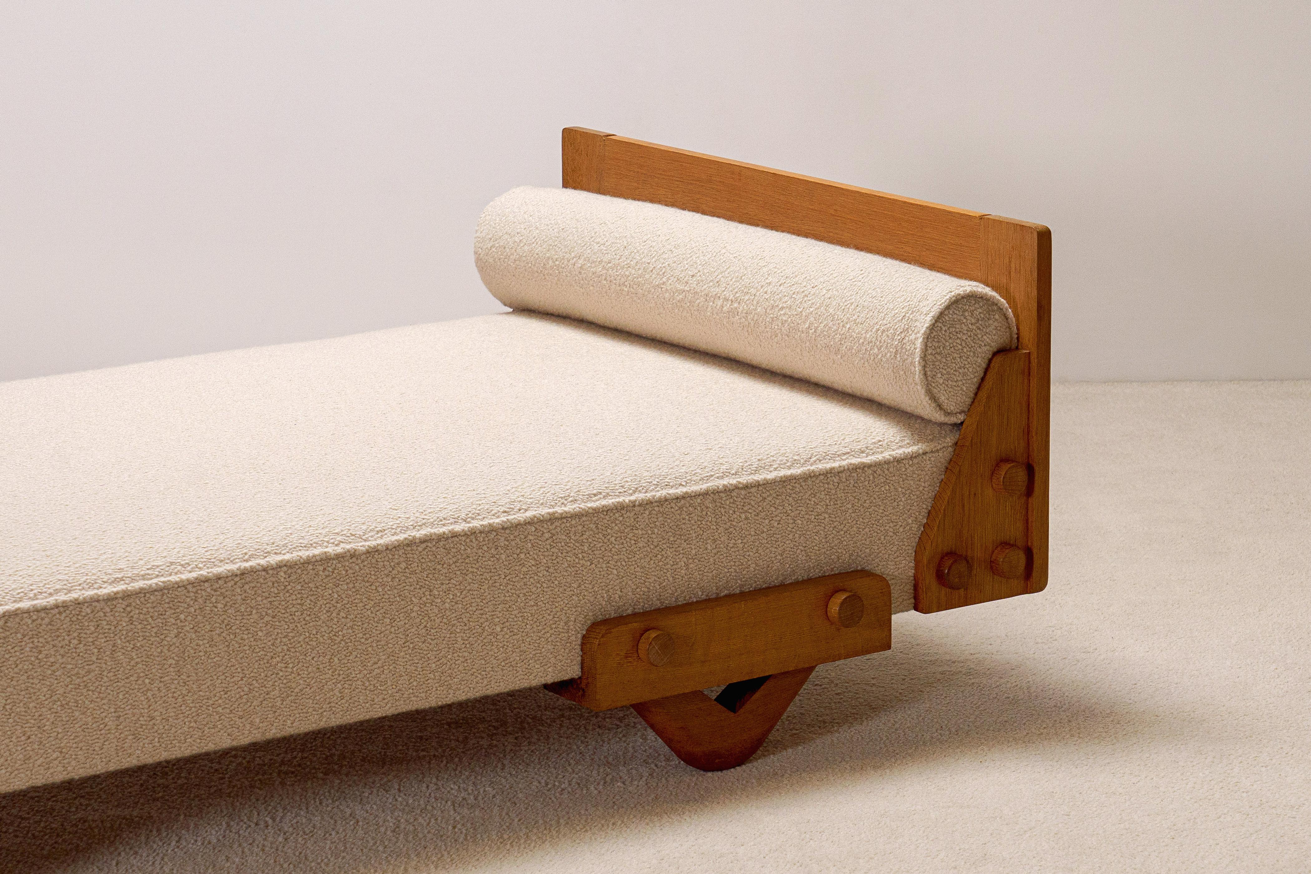 Metà XX secolo Guillerme e Chambron, Rare Daybed for Votre Maison