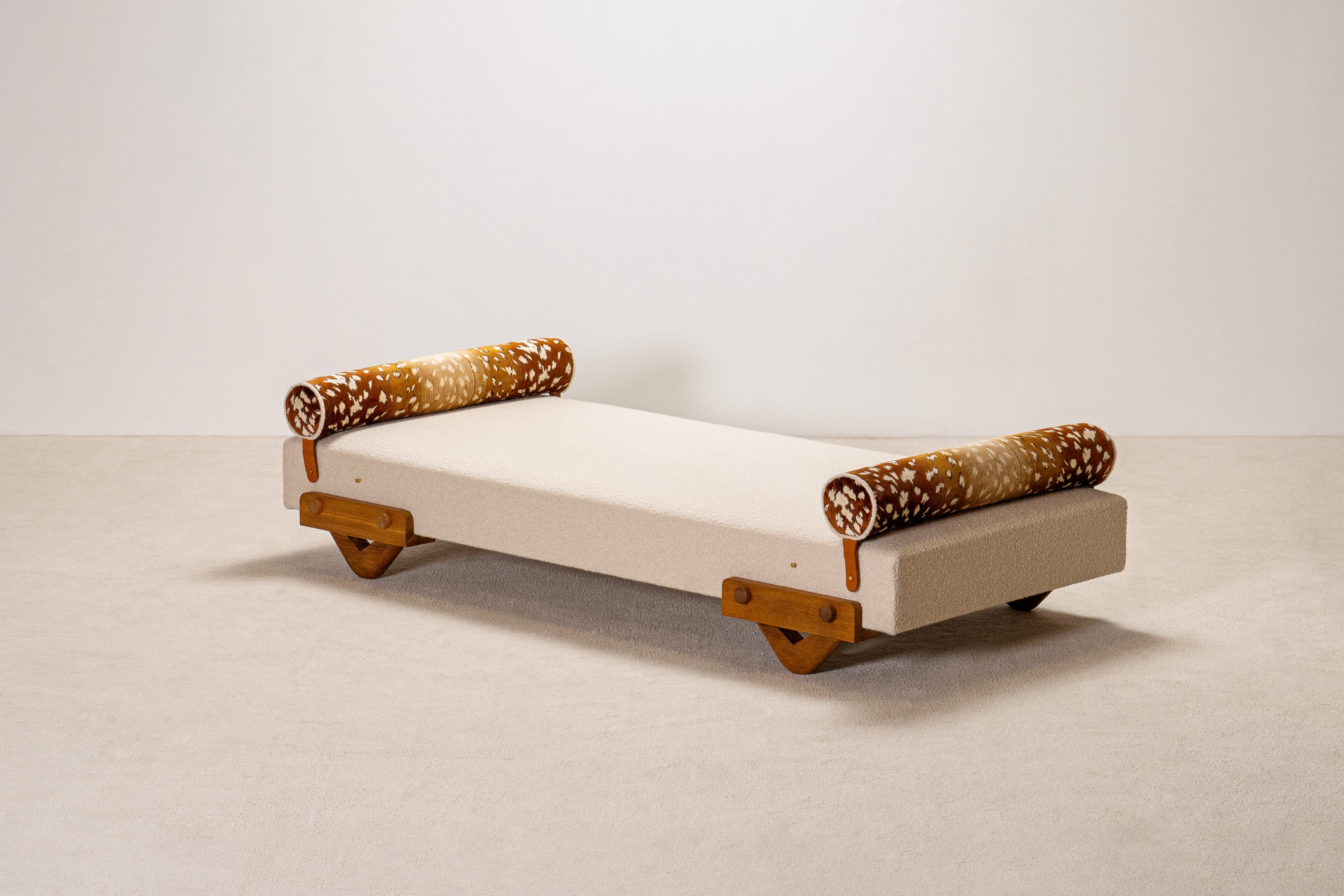 Metà XX secolo Guillerme e Chambron, Rare Daybed for Votre Maison