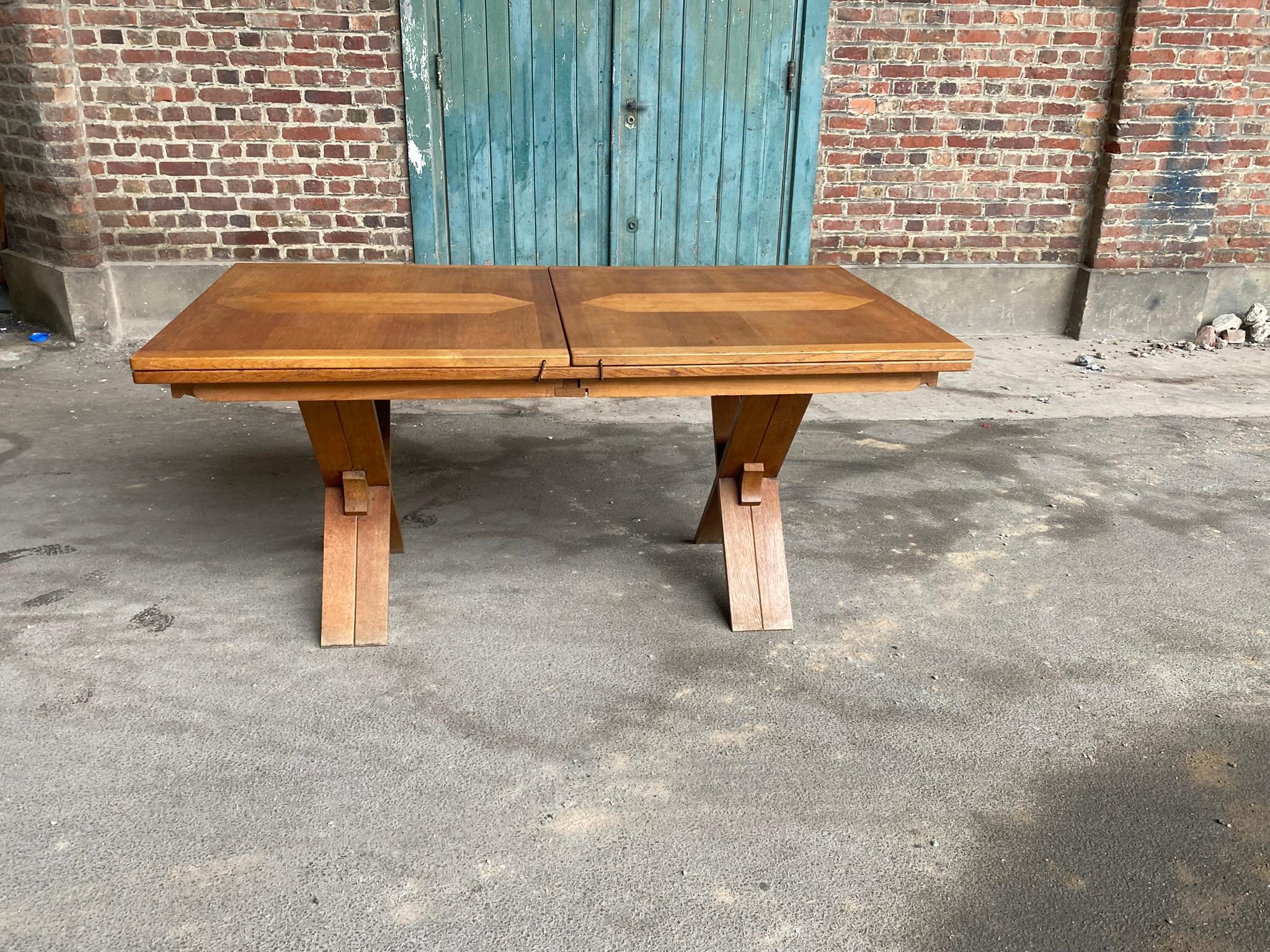Guillerme et Chambron  

Cette table est un modèle très rare, faisant partie des premières productions de Votre Maison, dont Robert Guillerme était l'ébéniste.
Nous sommes spécialistes des meubles Guillerme et Chambron depuis 35 ans, c'est la seule