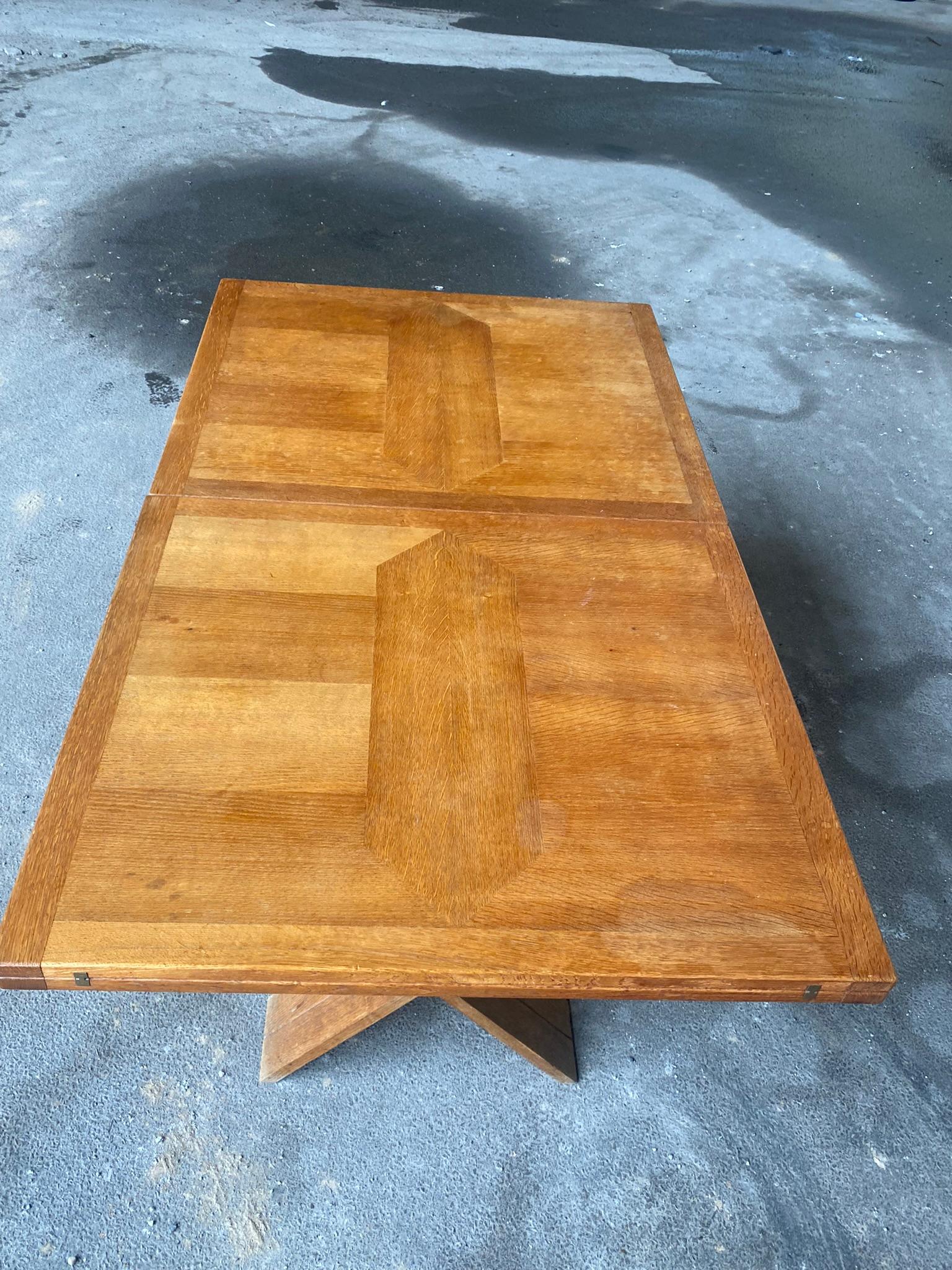 Chêne Guillerme et Chambron, rare table en Oak, Edition Votre Maison circa 1950/1960 en vente