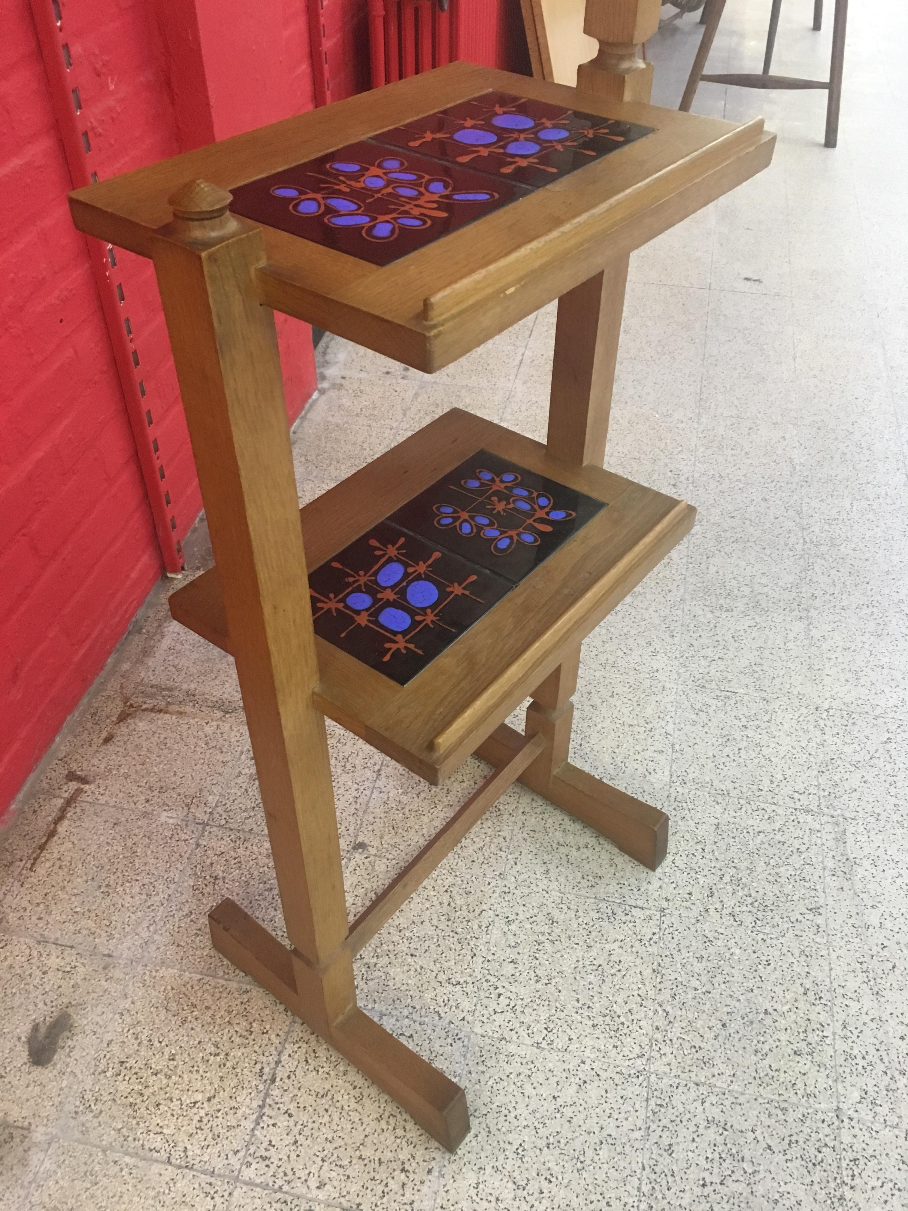 Milieu du XXe siècle Guillerme et Chambron:: Table d'appoint en chêne et céramique:: circa 1960 en vente