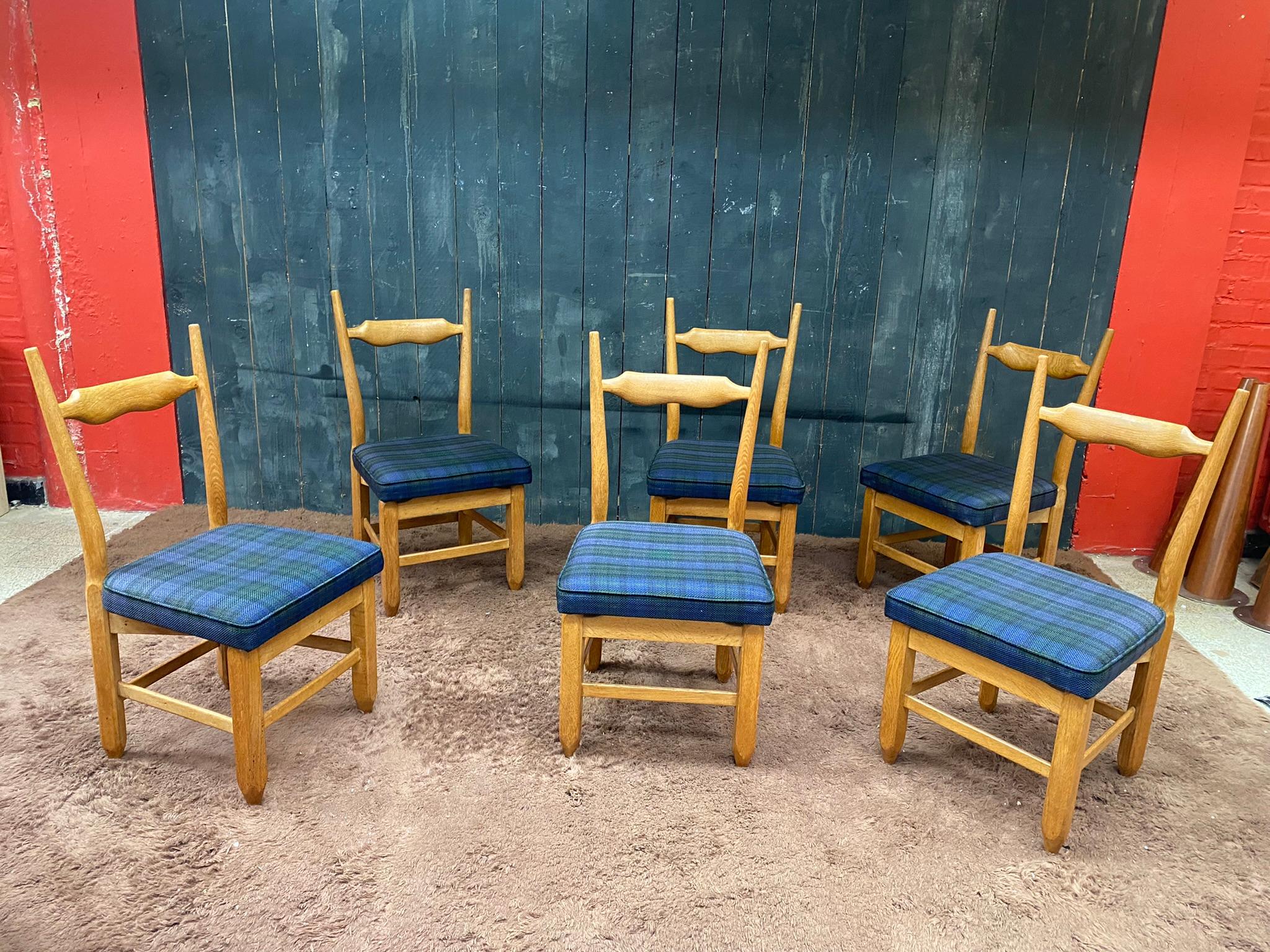Guillerme et Chambron, Suite de 6 chaises en chêne  Édition 