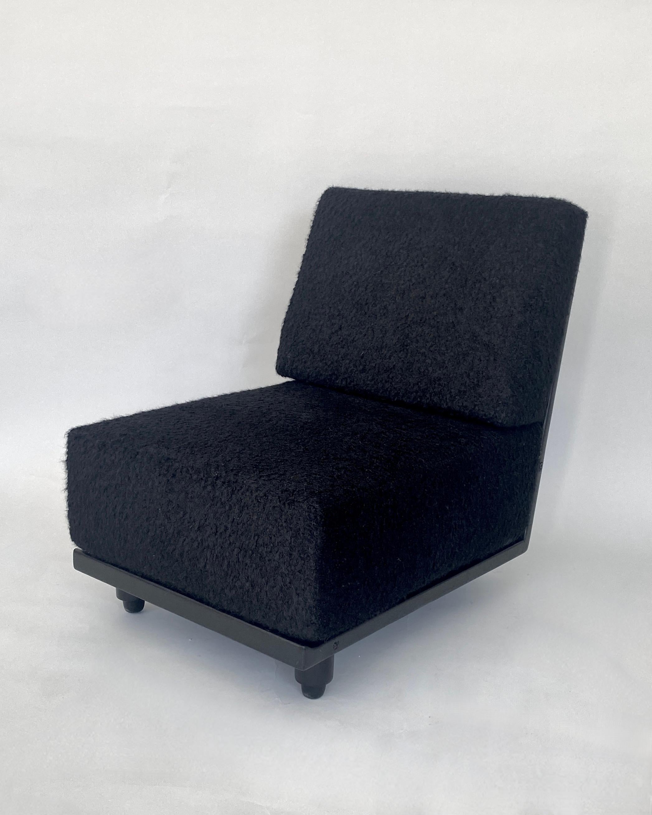 Guillerme and Chambron Votre Maison Paar Lounge-Stühle Modell Elmyre Ebonisiert (Französisch) im Angebot