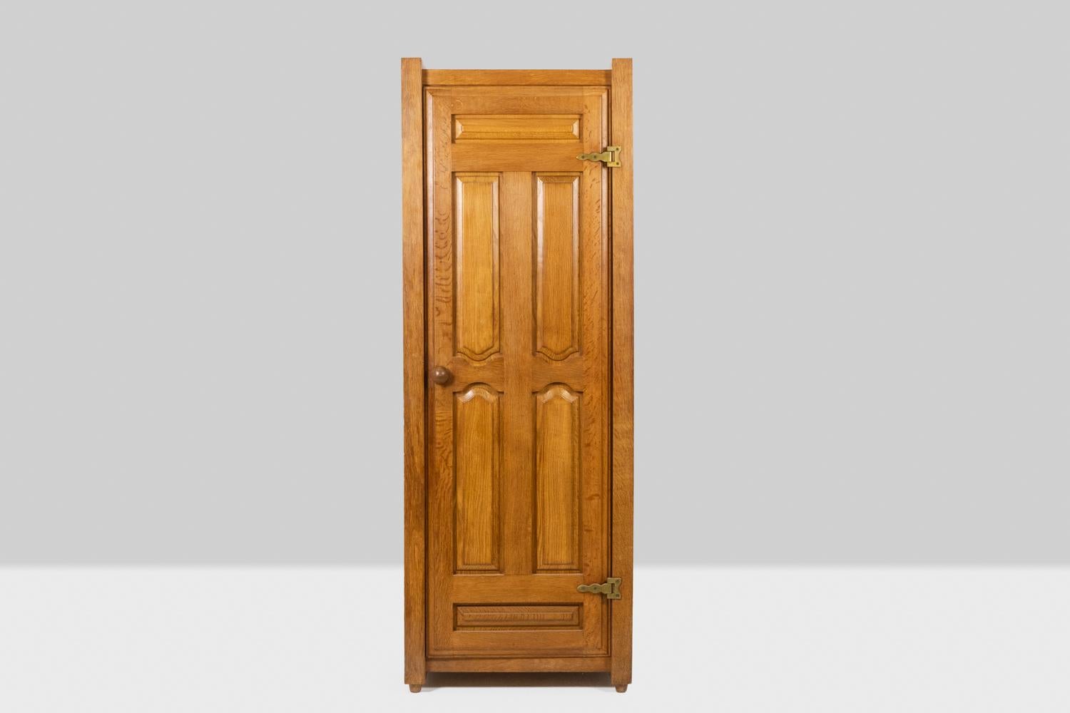 Guillerme und Chambron, von.

Kleiderschrank aus blonder massiver Eiche, rechteckig, mit einer Tür zum Öffnen. Scharniere aus mattgoldenem Messing.

Französisches Werk aus den 1970er Jahren.

