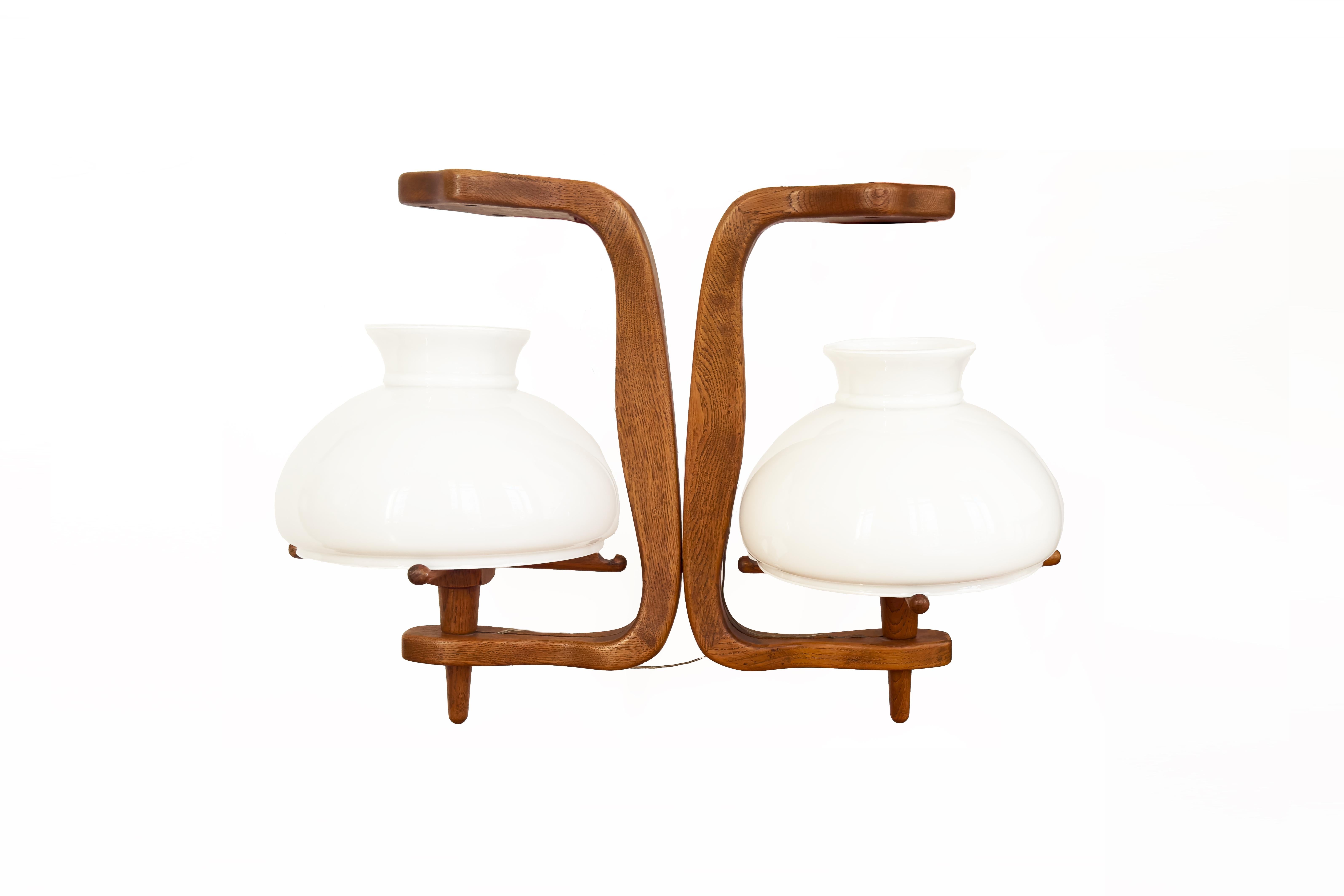 Guillerme, Chambron e Danikowski - Lampadario del XX secolo in Oak e Opalina in vendita 4