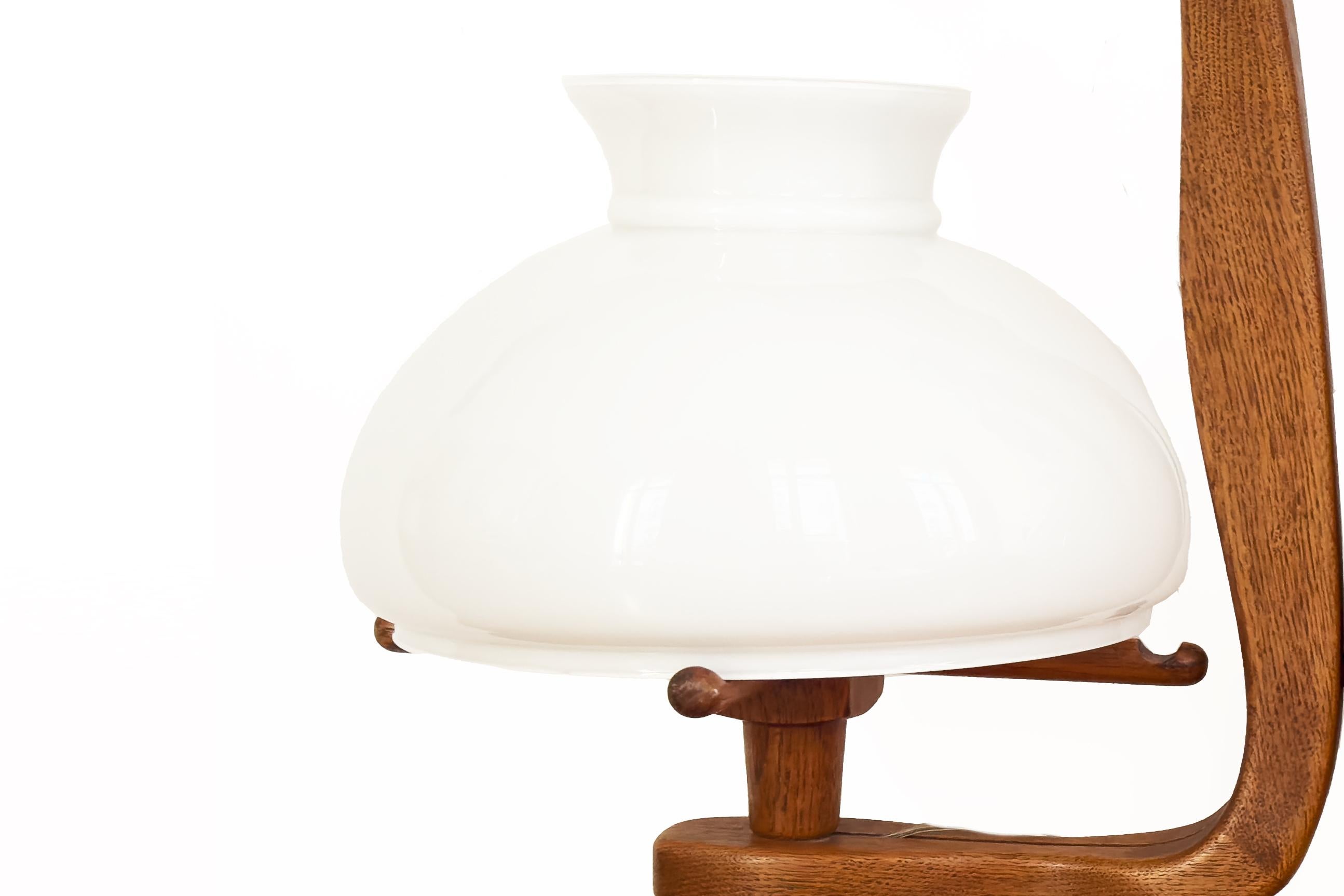 Francese Guillerme, Chambron e Danikowski - Lampadario del XX secolo in Oak e Opalina in vendita