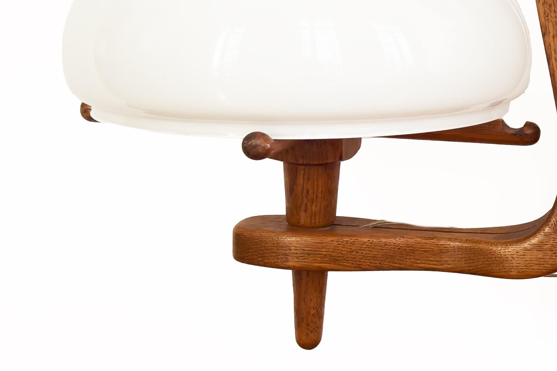 Intagliato Guillerme, Chambron e Danikowski - Lampadario del XX secolo in Oak e Opalina in vendita