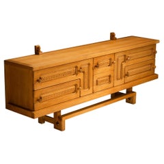 Guillerme & Chambron Eckiges geschnitztes Sideboard aus massiver Eiche