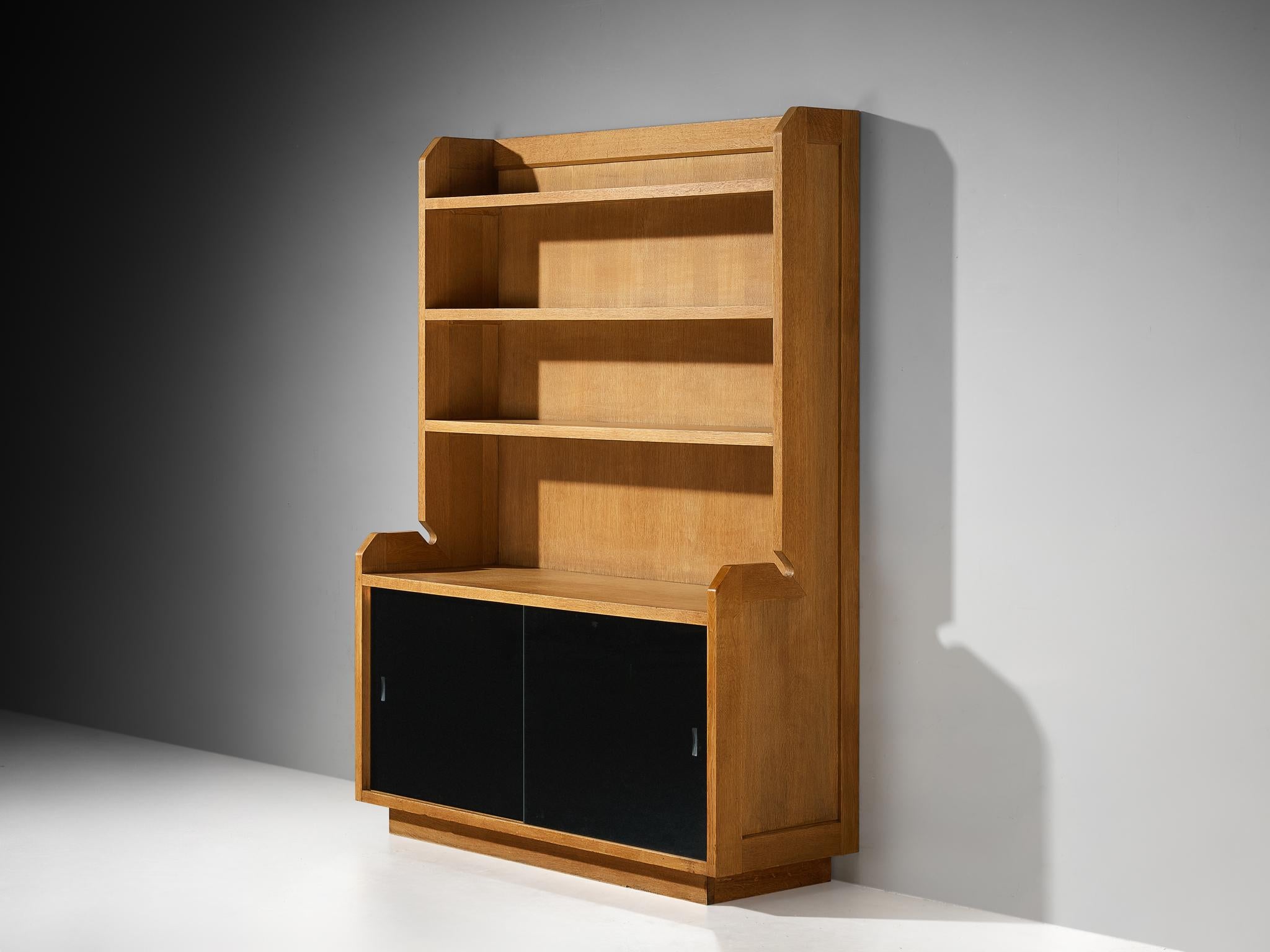 Guillerme et Chambron per Votre Maison, libreria, Oak, vetro nero, Francia, anni '60

Elegante libreria con credenza integrata progettata da Jacques Chambron e Robert Guillerme per Votre Maison negli anni Sessanta. La struttura è realizzata in legno