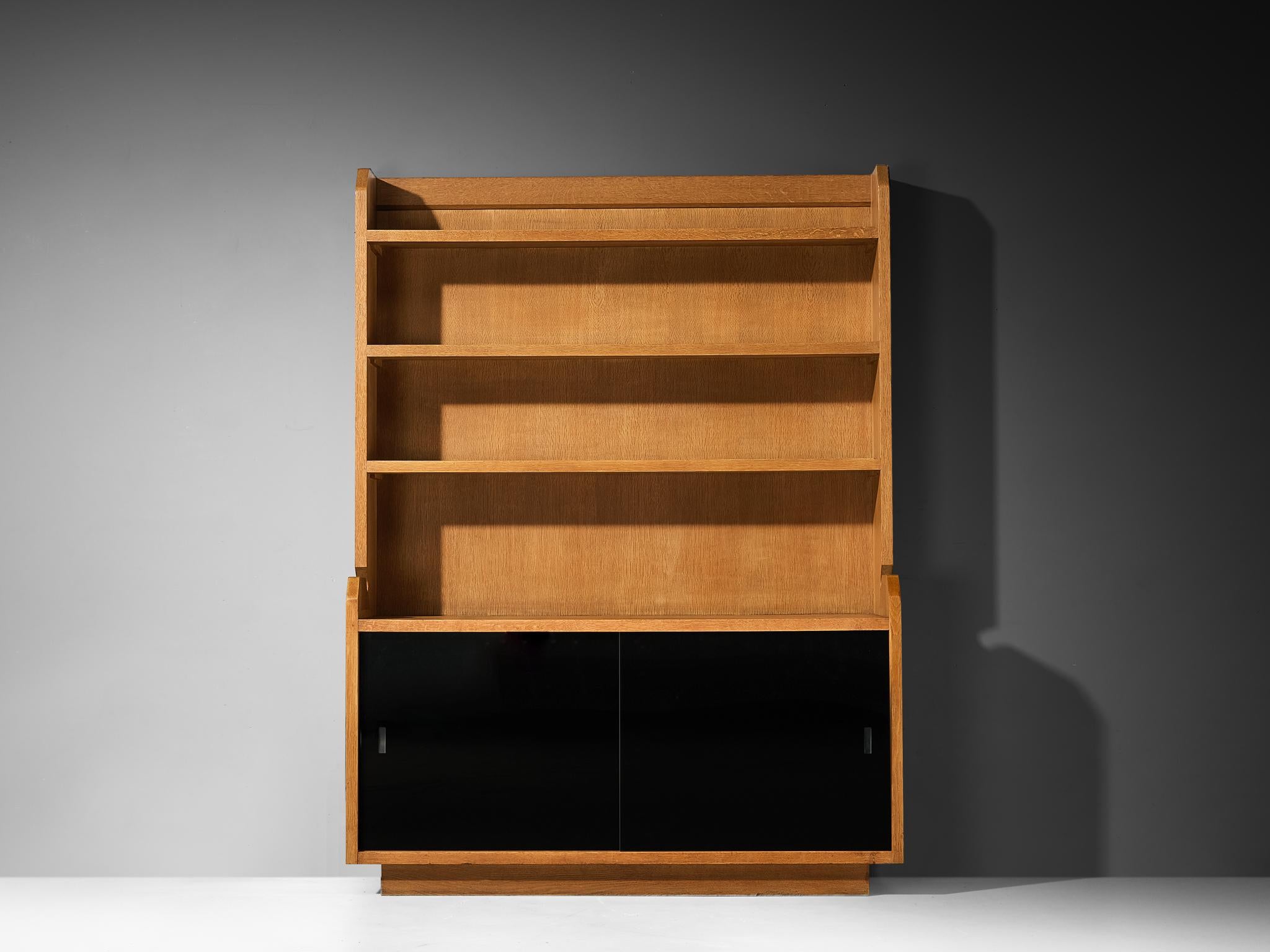 Mid-Century moderno Libreria Guillerme & Chambron con mobile in Oak massiccio in vendita