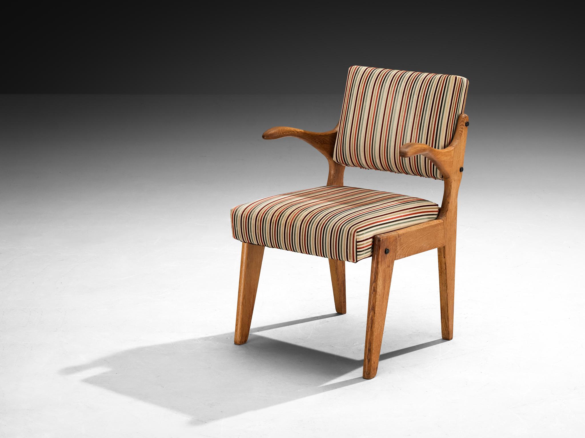 Guillerme et Chambron per Votre Maison, poltrona 'Bridge Etudiant', quercia, tessuto, Francia, anni '50

Questa poltrona Bridge Etudiant, progettata dal duo di designer Jacques Chambron e Robert Guillerme, è uno squisito esempio di design di metà