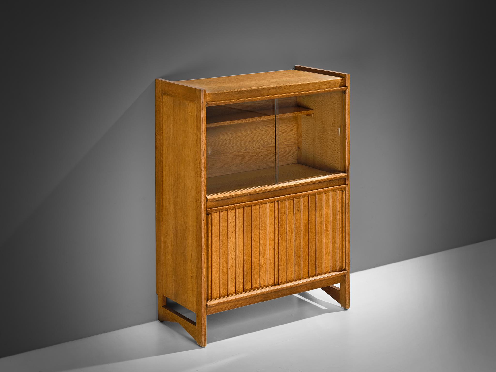 Guillerme et Chambron per Votre Maison, armadio, rovere massiccio, vetro, Francia, anni '60

Un'incantevole credenza progettata dall'acclamato duo di designer Guillerme et Chambron. Can può nascondere i suoi oggetti personali posizionandoli dietro