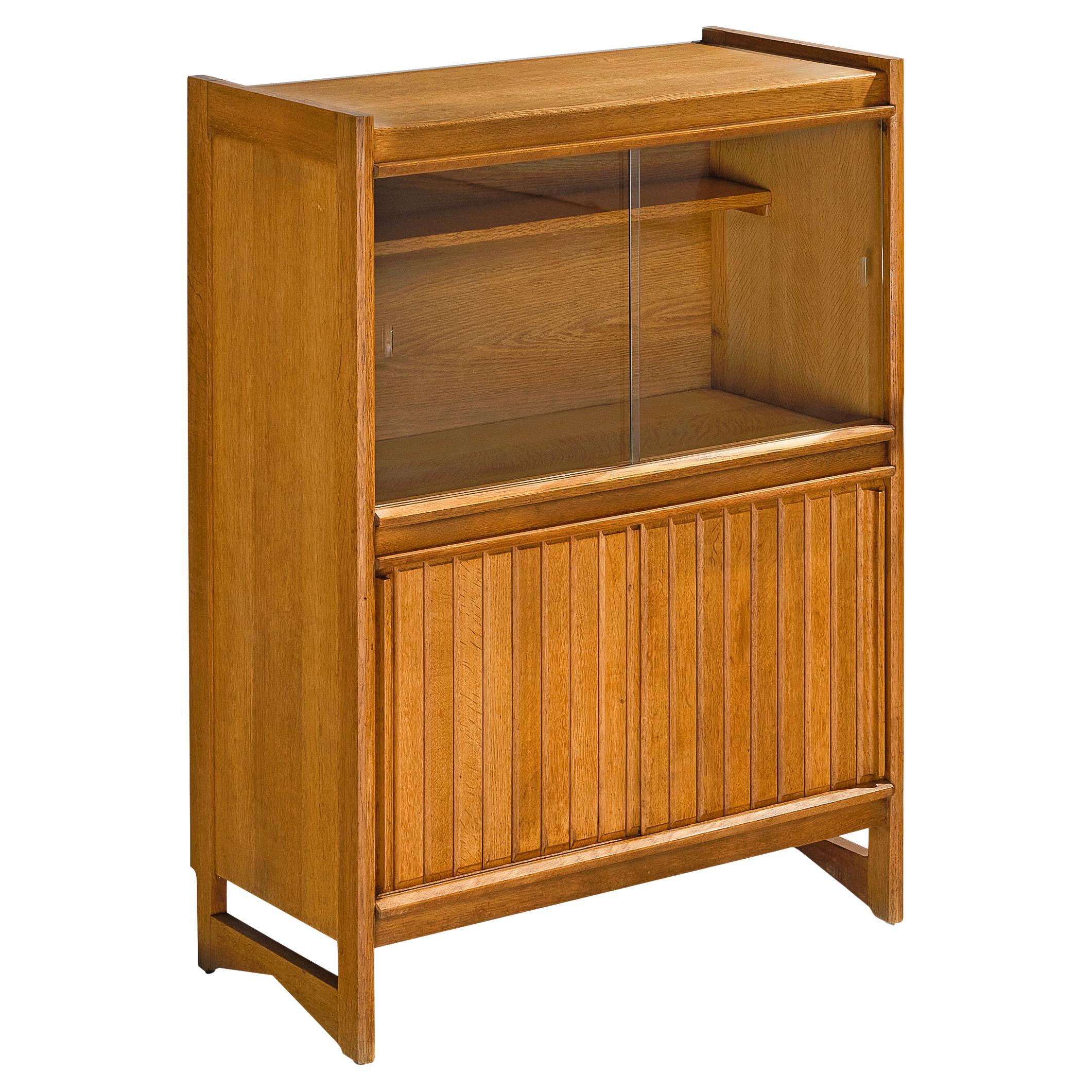 Guillerme & Chambron-Schrank aus massiver Eiche und Glas