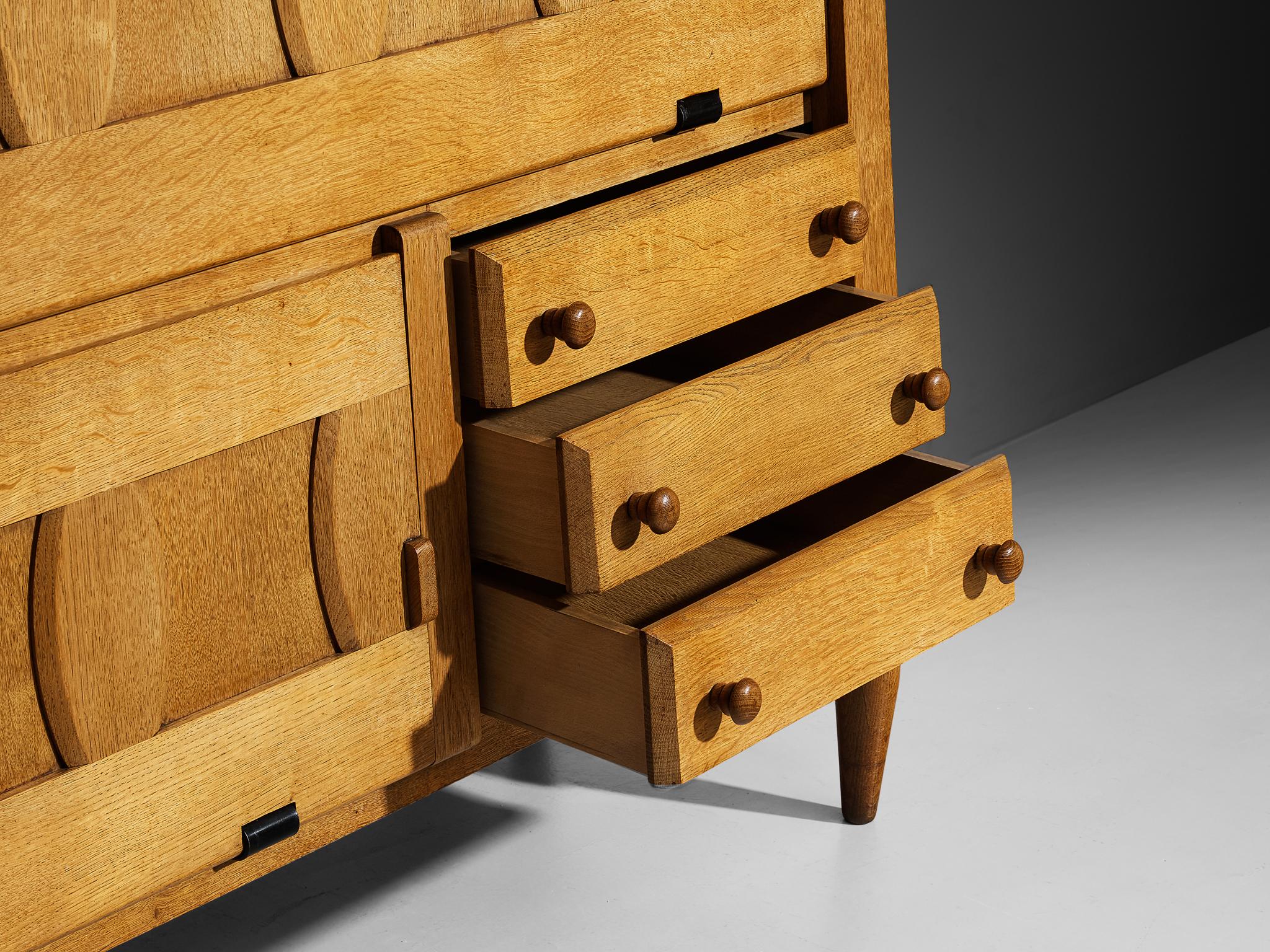 Armoire Guillerme & Chambron en chêne massif en vente 3