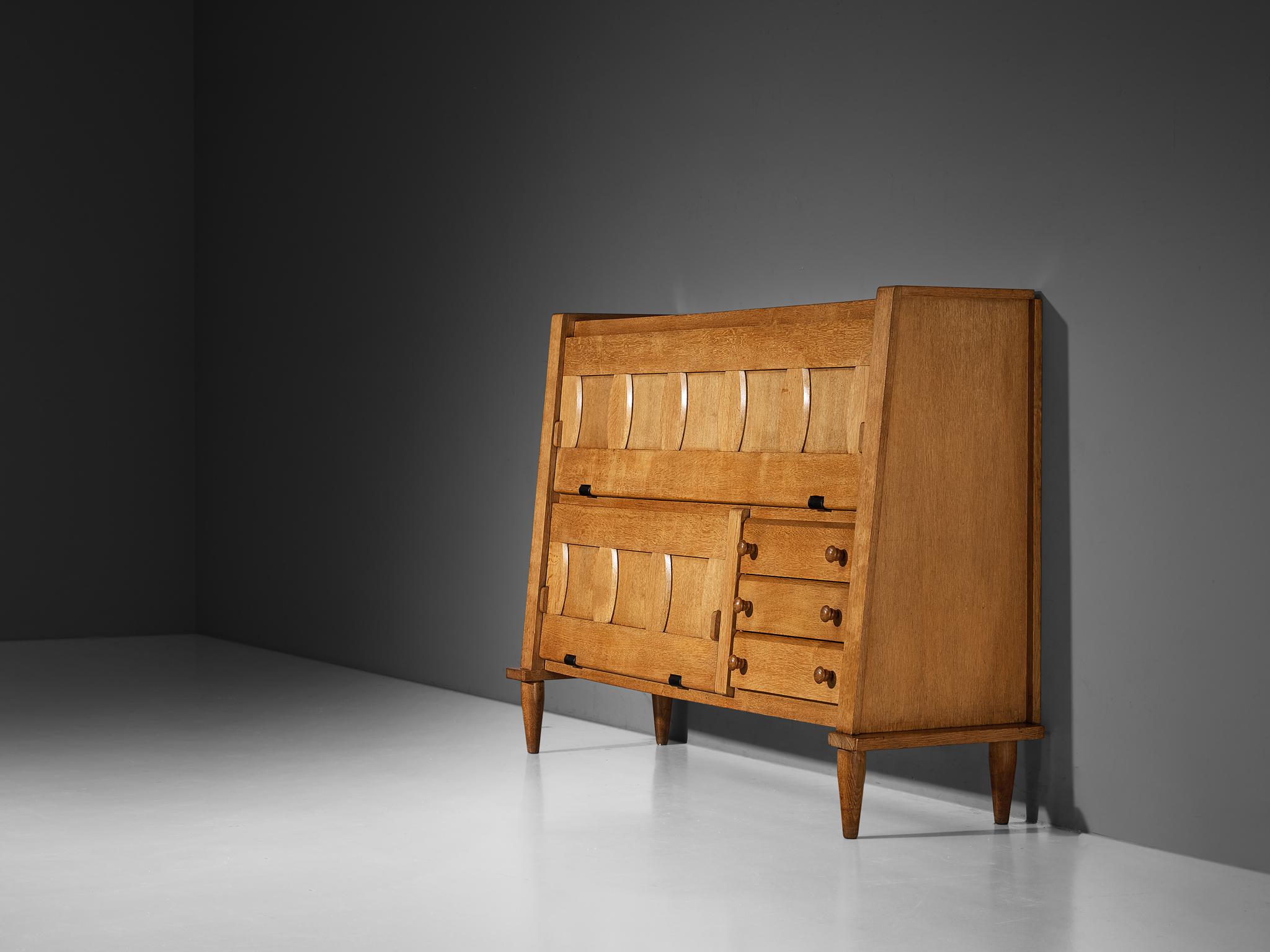 Mid-Century Modern Armoire Guillerme & Chambron en chêne massif en vente
