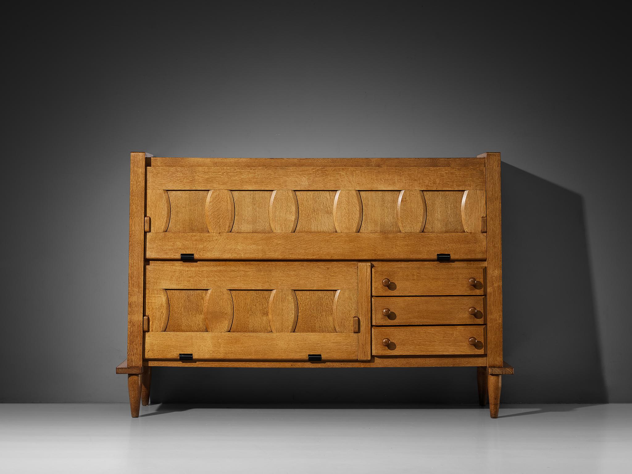 Français Armoire Guillerme & Chambron en chêne massif en vente