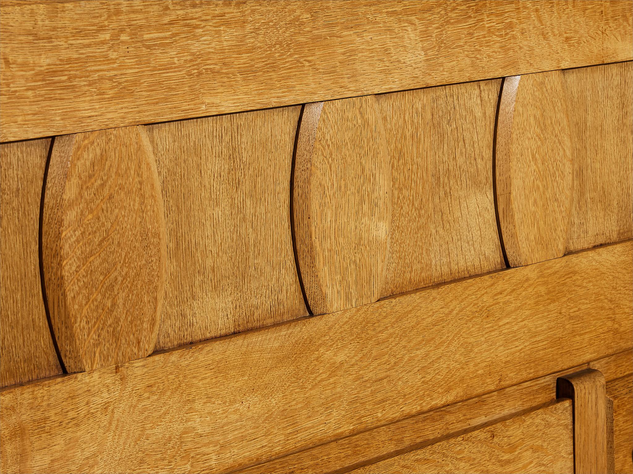 Milieu du XXe siècle Armoire Guillerme & Chambron en chêne massif en vente