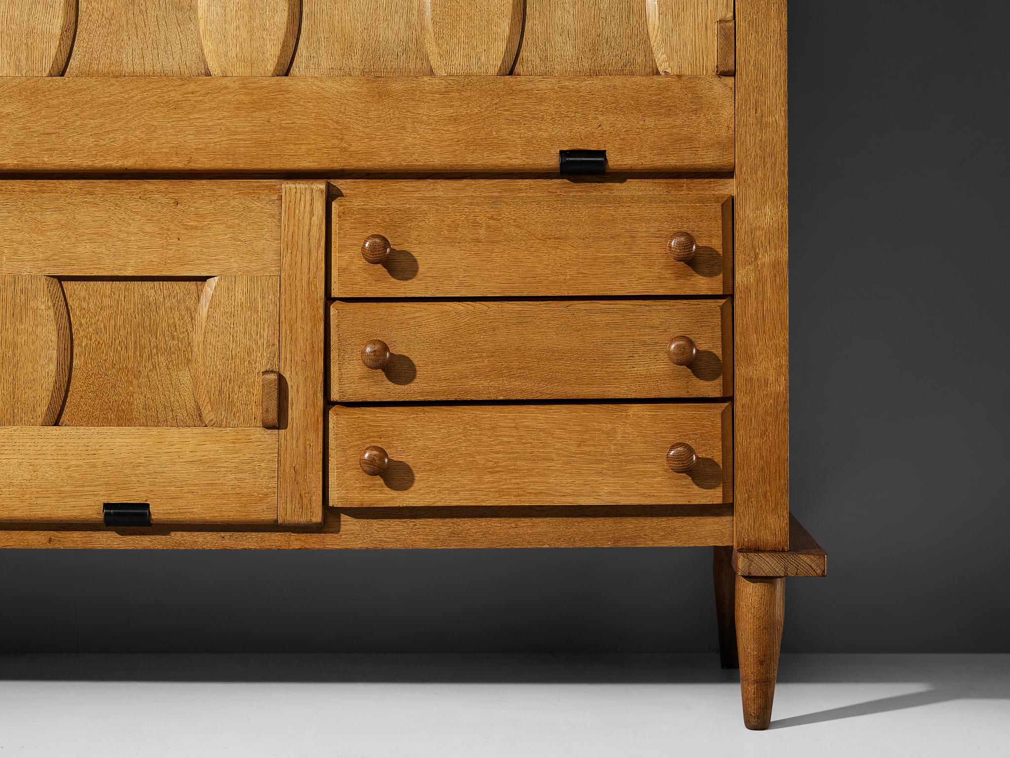 Chêne Armoire Guillerme & Chambron en chêne massif en vente