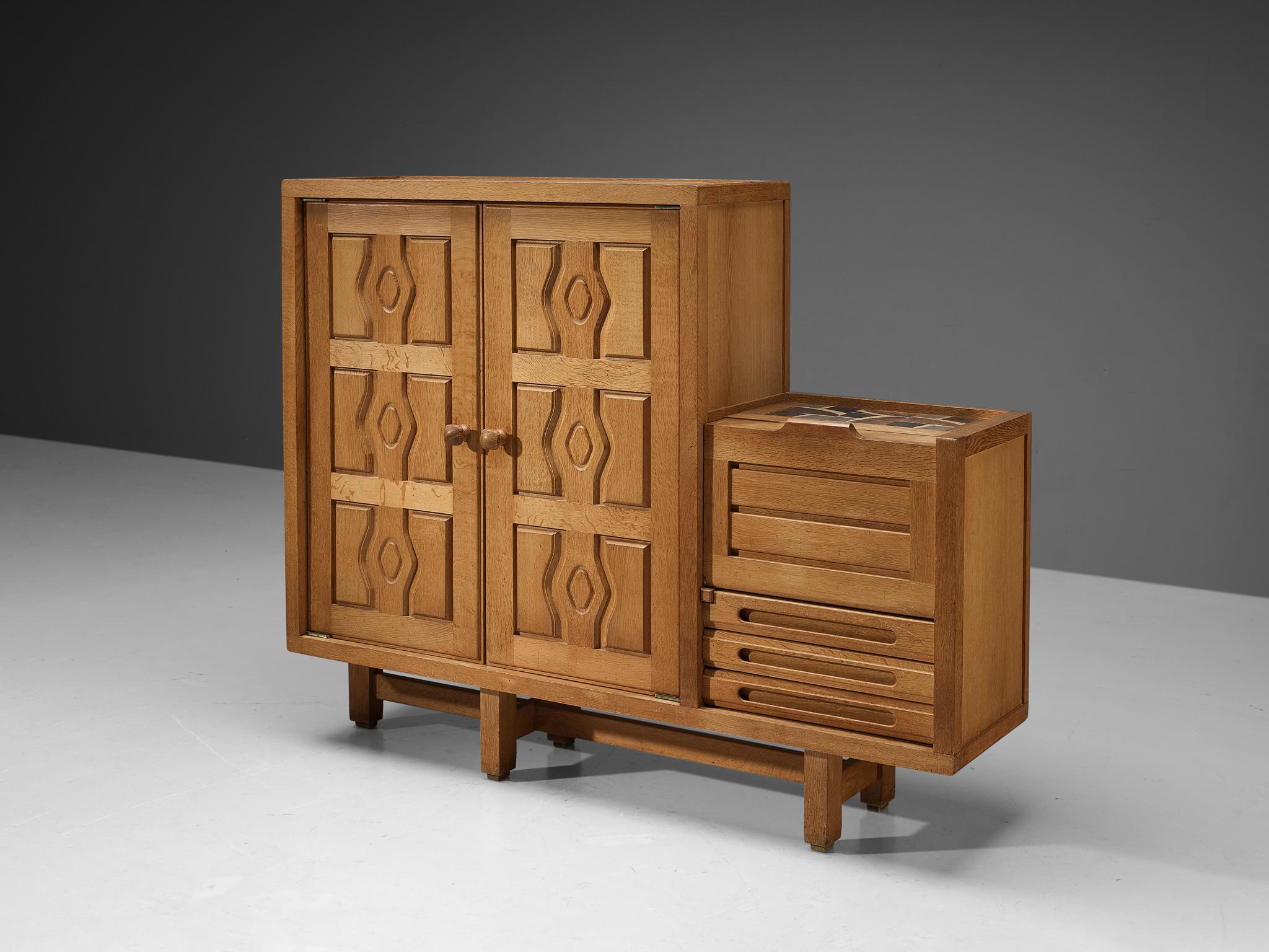 Guillerme et Chambron, Schrank, Modell 'Thierry', Eiche, Keramik, Frankreich, 1960er Jahre

Das Gehäuse des Modells 
