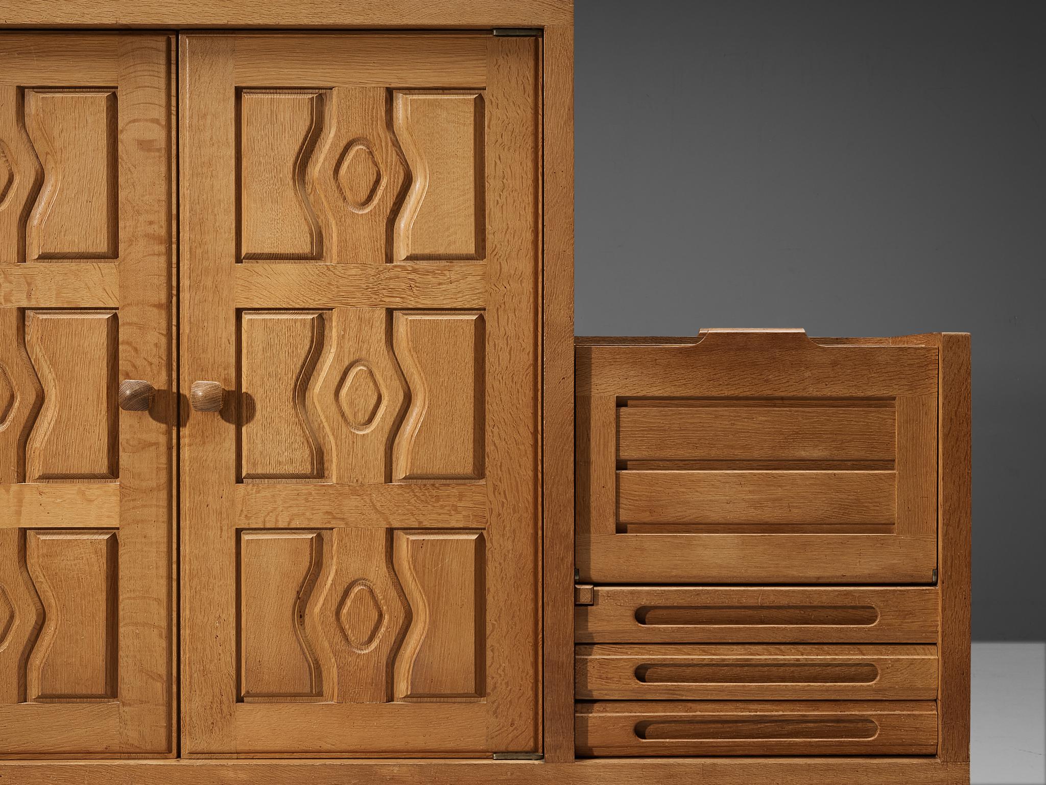 Guillerme & Chambron Schrank „Thierry“ aus Eiche und Keramik im Angebot 1