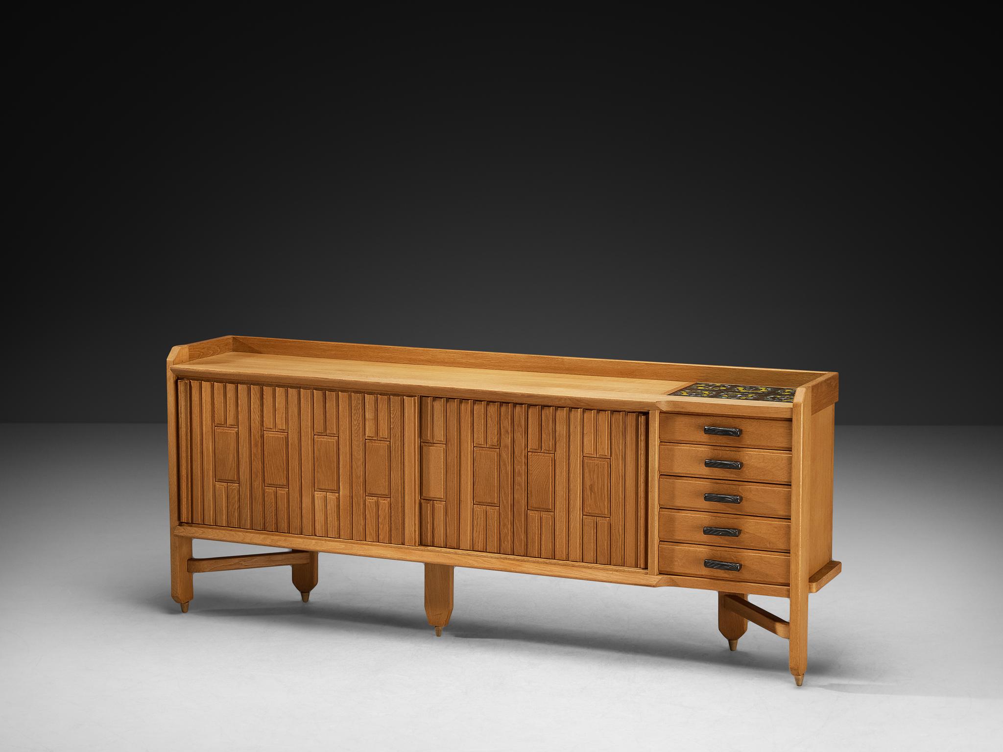 Guillerme et Chambron per Votre Maison, credenza, quercia, ceramica, Francia, anni '60

Questa credenza in quercia, progettata dal duo francese Guillerme & Chambron, offre una dichiarazione di fiducia e gioia nel design moderno di metà secolo.