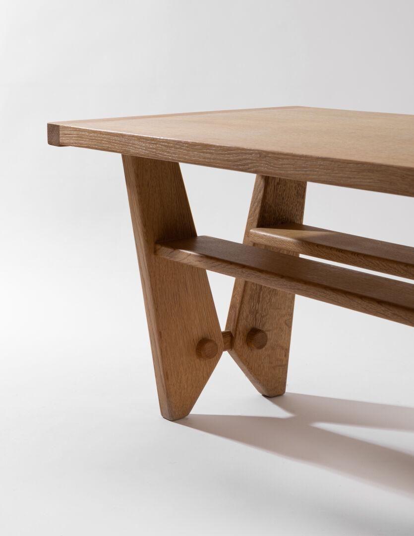 Cette table basse a été conçue par le duo de designers français emblématiques Guillerme et Chambron. 

La construction squelettique ouverte de haute qualité et distinctive présente des diagonales et des plans simples et dynamiques. Le cadre est