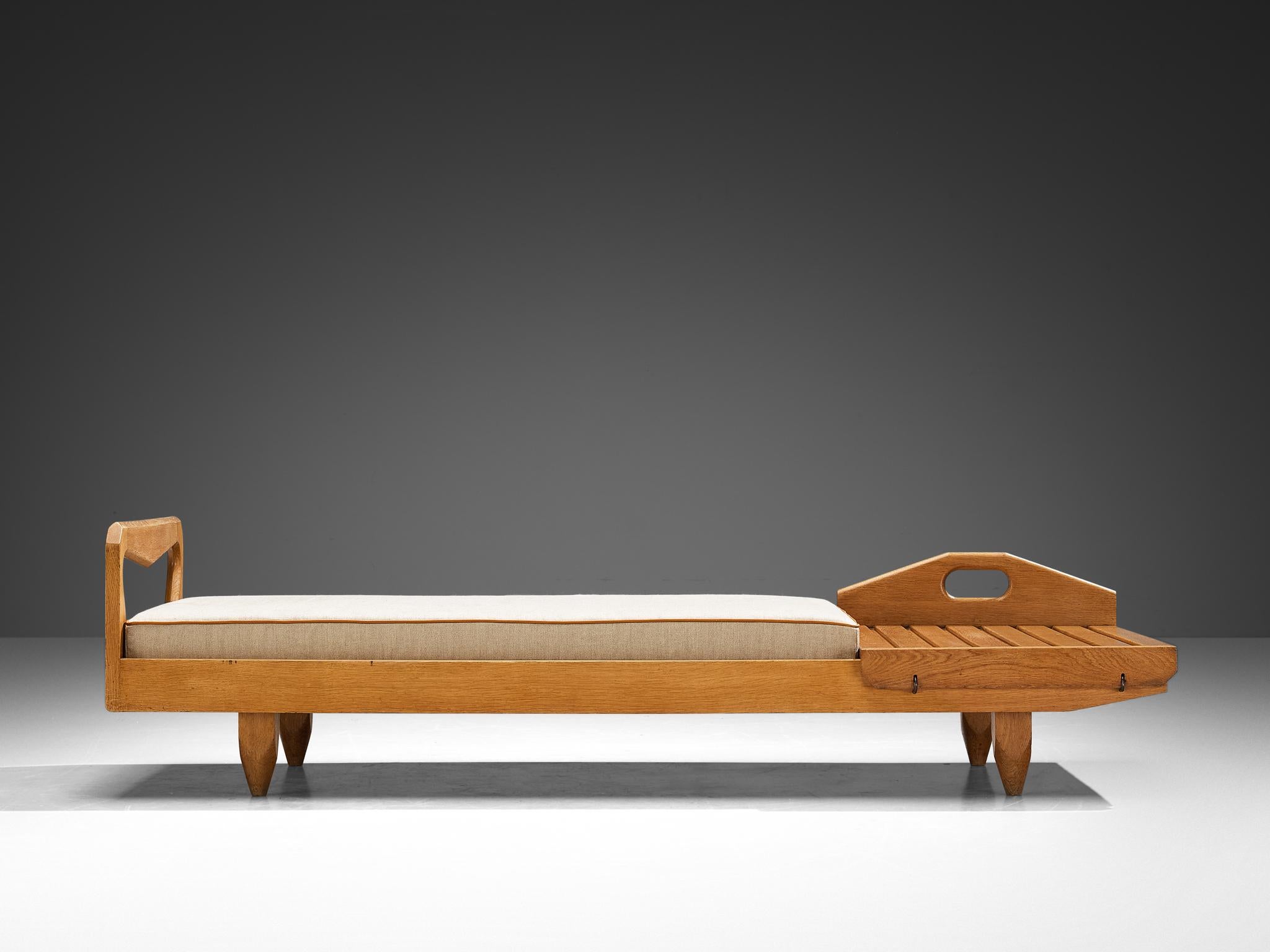 Guillerme & Chambron Daybed or Bench with Side Table in Oak and Fabric  In Good Condition For Sale In Waalwijk, NL