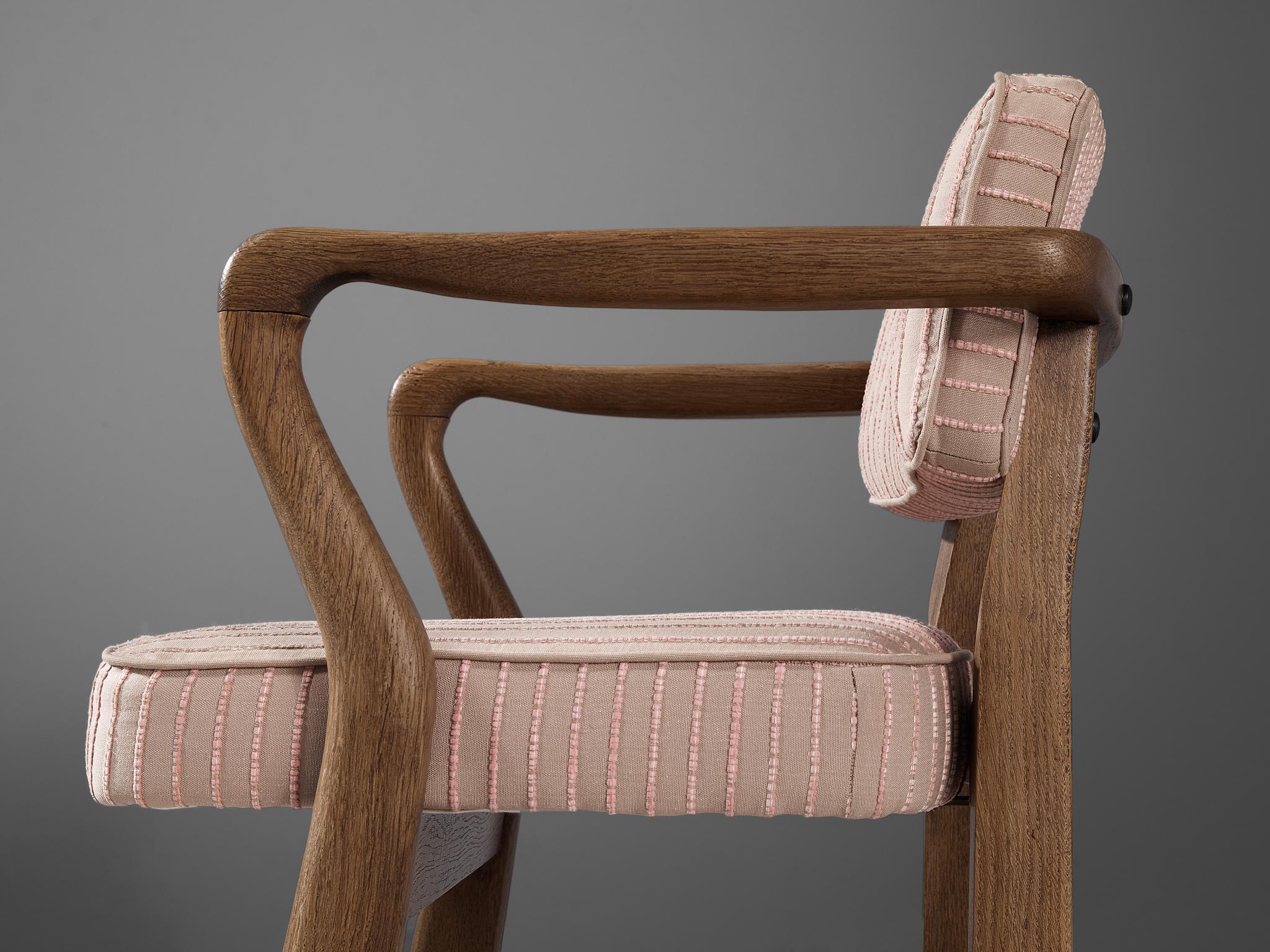 Guillerme & Chambron 'Denis' Armchair in Oak and Soft Pink Upholstery In Good Condition In Waalwijk, NL