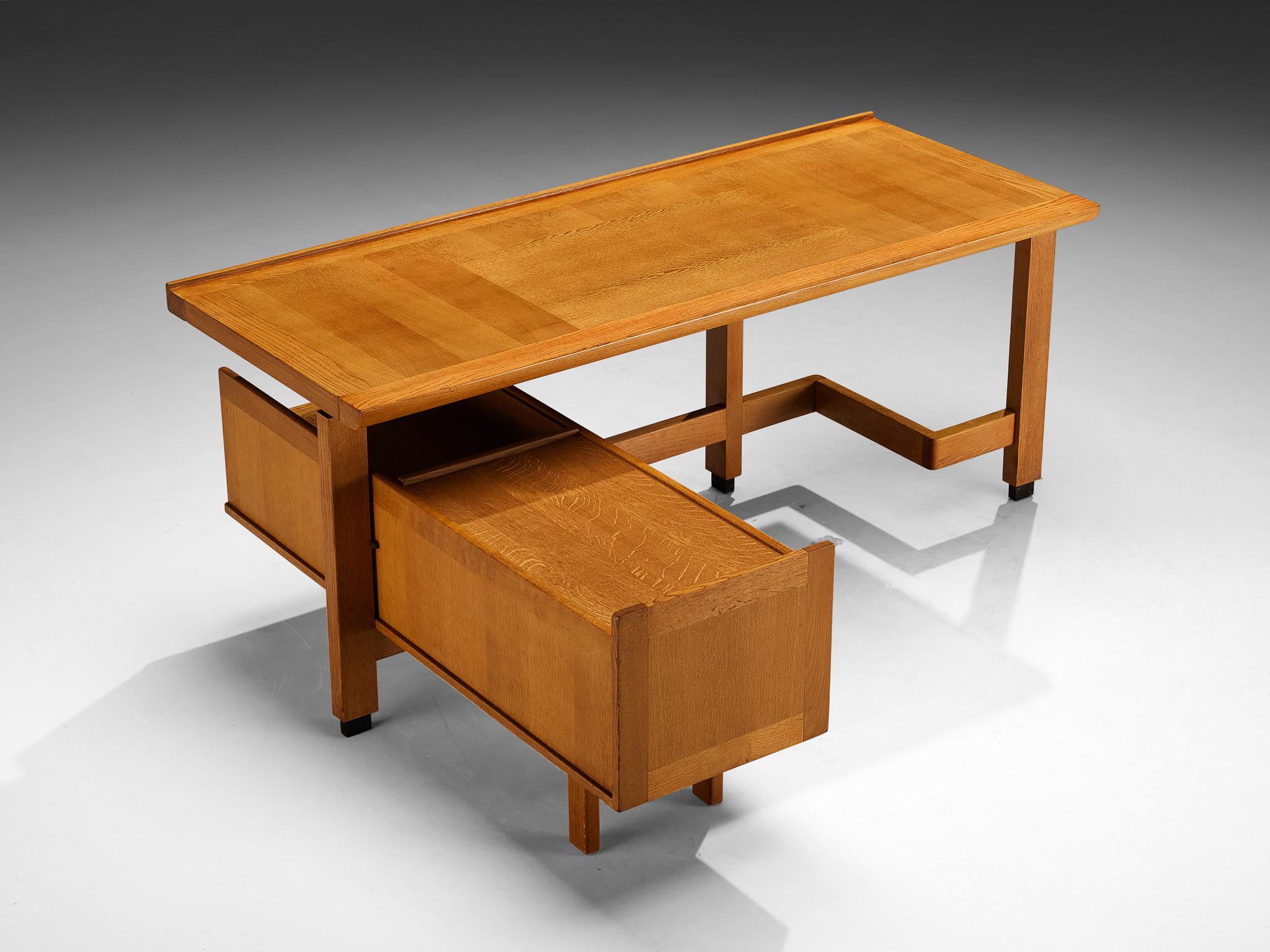 Guillerme et Chambron para Votre Maison, escritorio esquinero, roble macizo, Francia, años 1960

Este escritorio ejecutivo muestra la fina artesanía y las características estéticas del dúo de diseñadores Guillerme y Chambron. El roble rubio ha