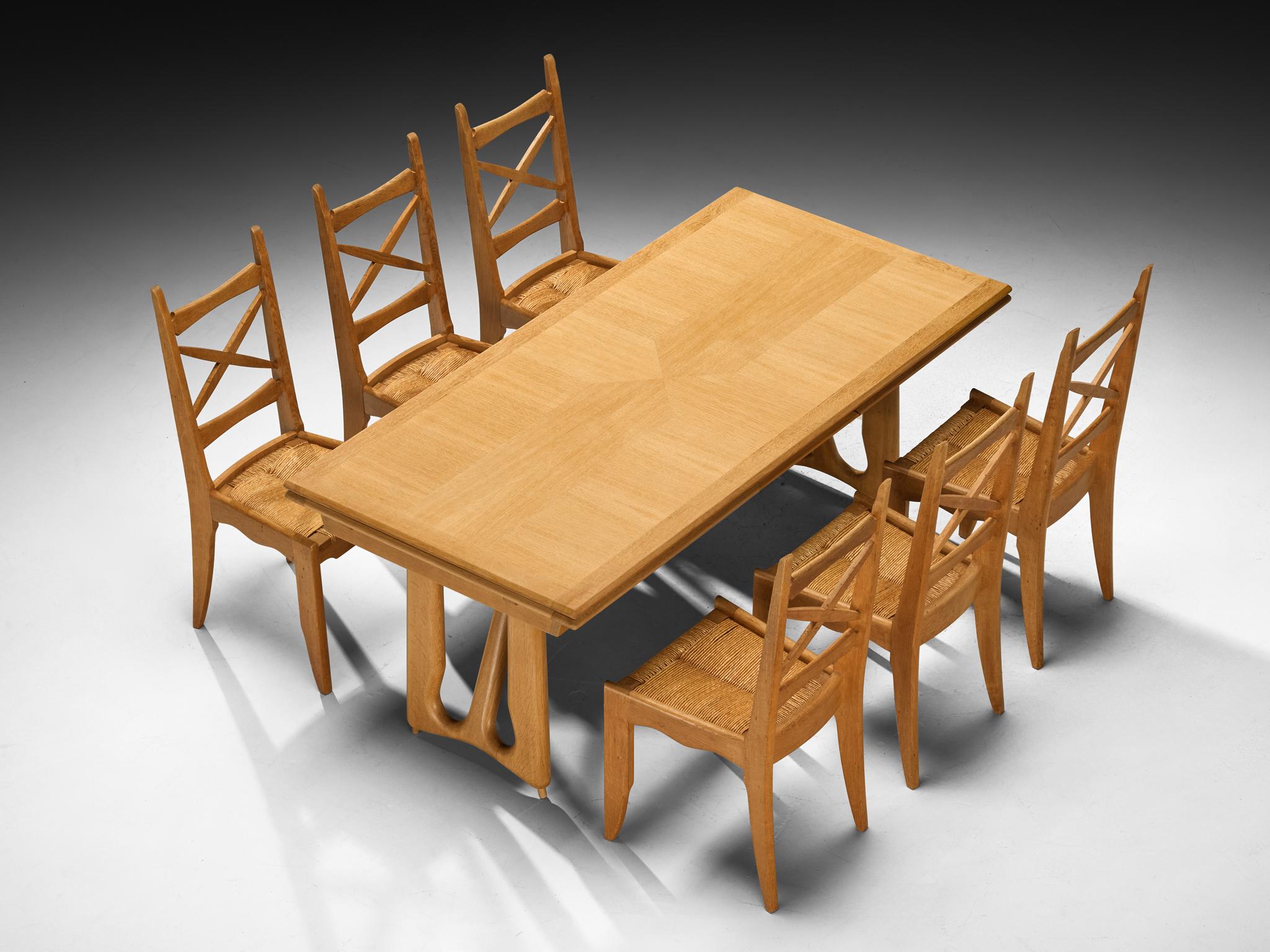 Guillerme et Chambron pour Votre Maison, table de salle à manger, modèle 'L'Italienne', chêne massif, France, années 1960

Cette table de salle à manger L'Italienne a été conçue par le célèbre duo de designers français Jacques Chambron et Robert