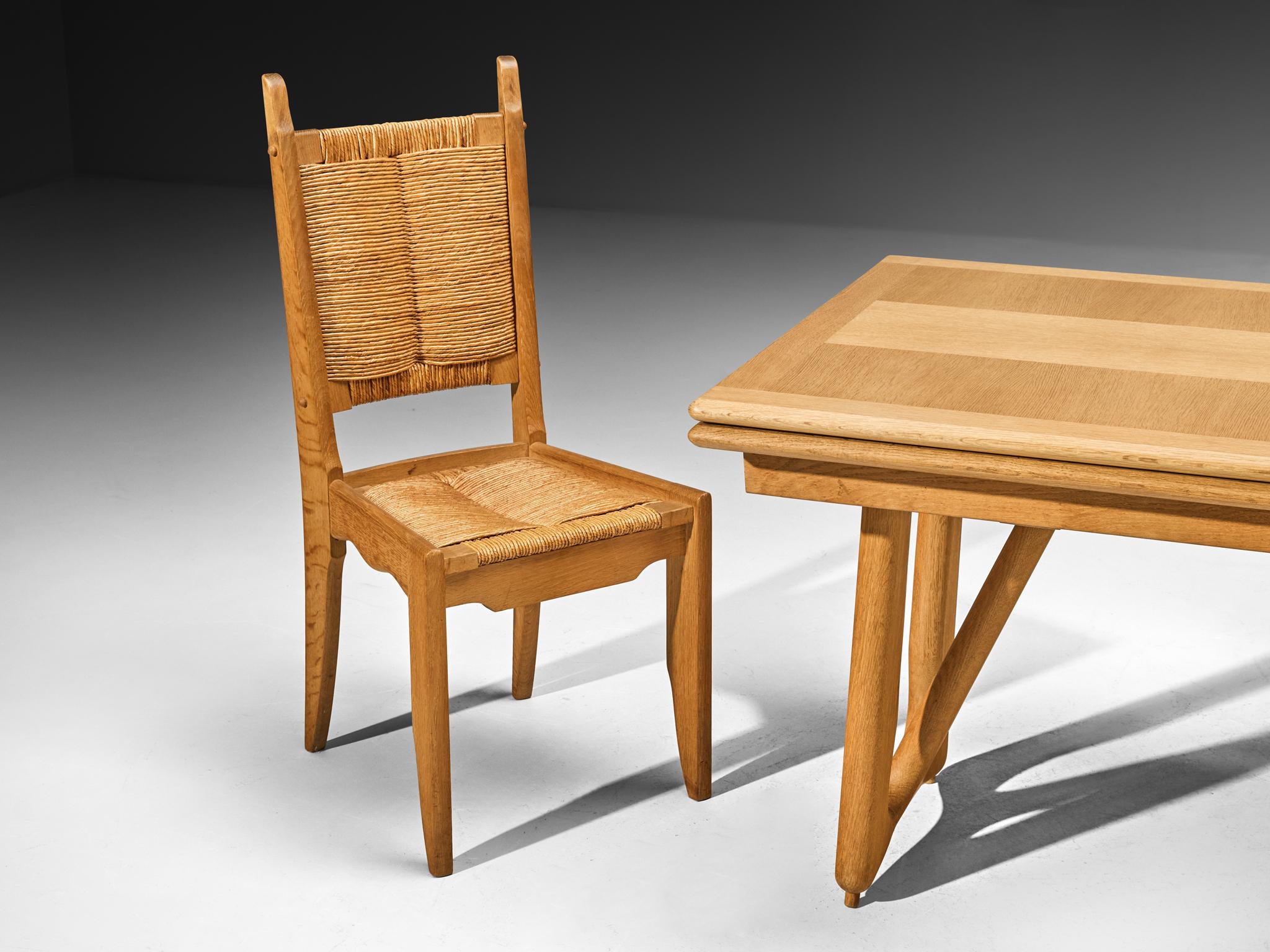 Guillerme & Chambron Dining Set with 'L'Italienne' Table and Chairs in Oak (Mitte des 20. Jahrhunderts) im Angebot