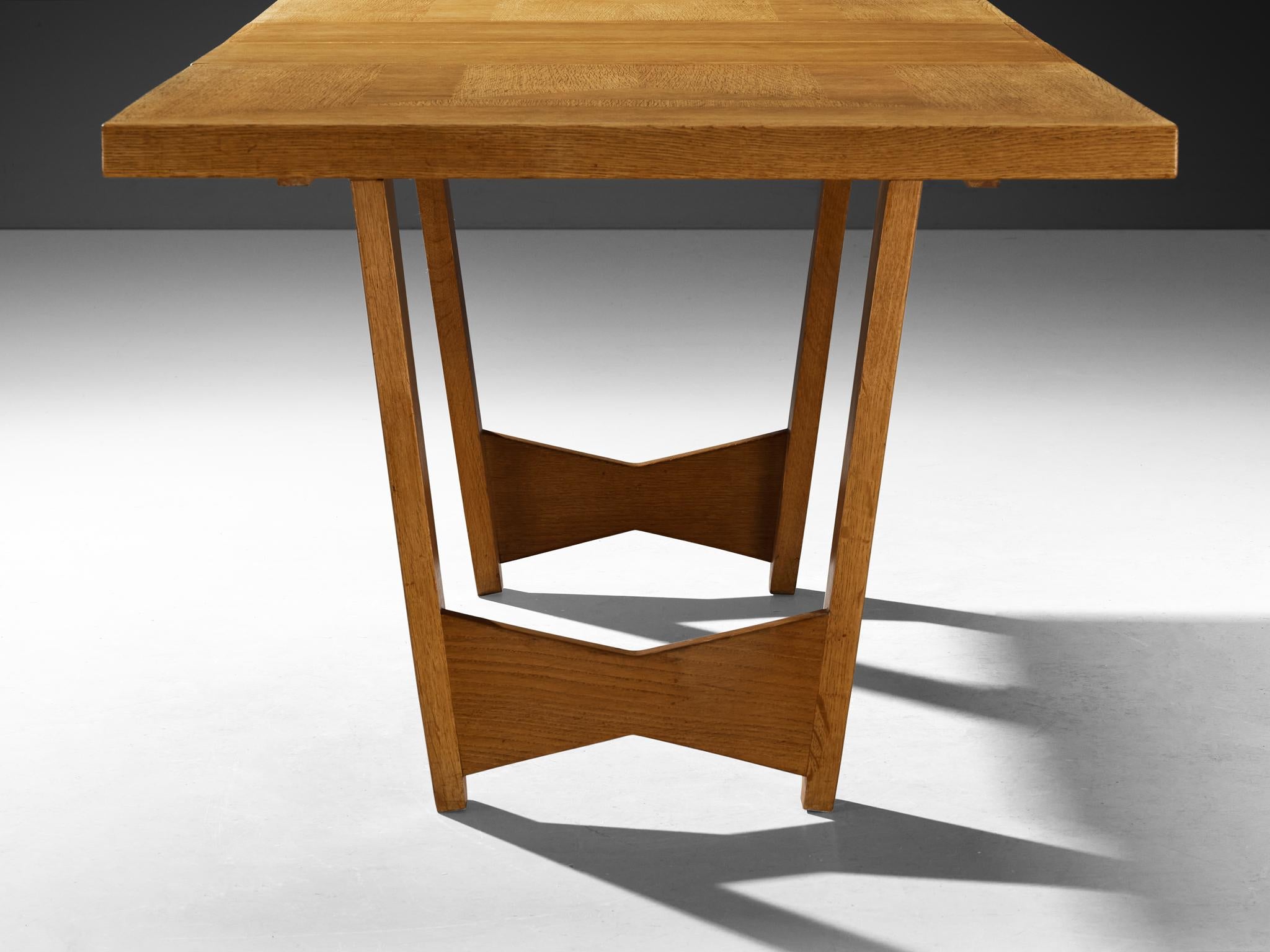 Table à manger Guillerme & Chambron en chêne massif en vente 4