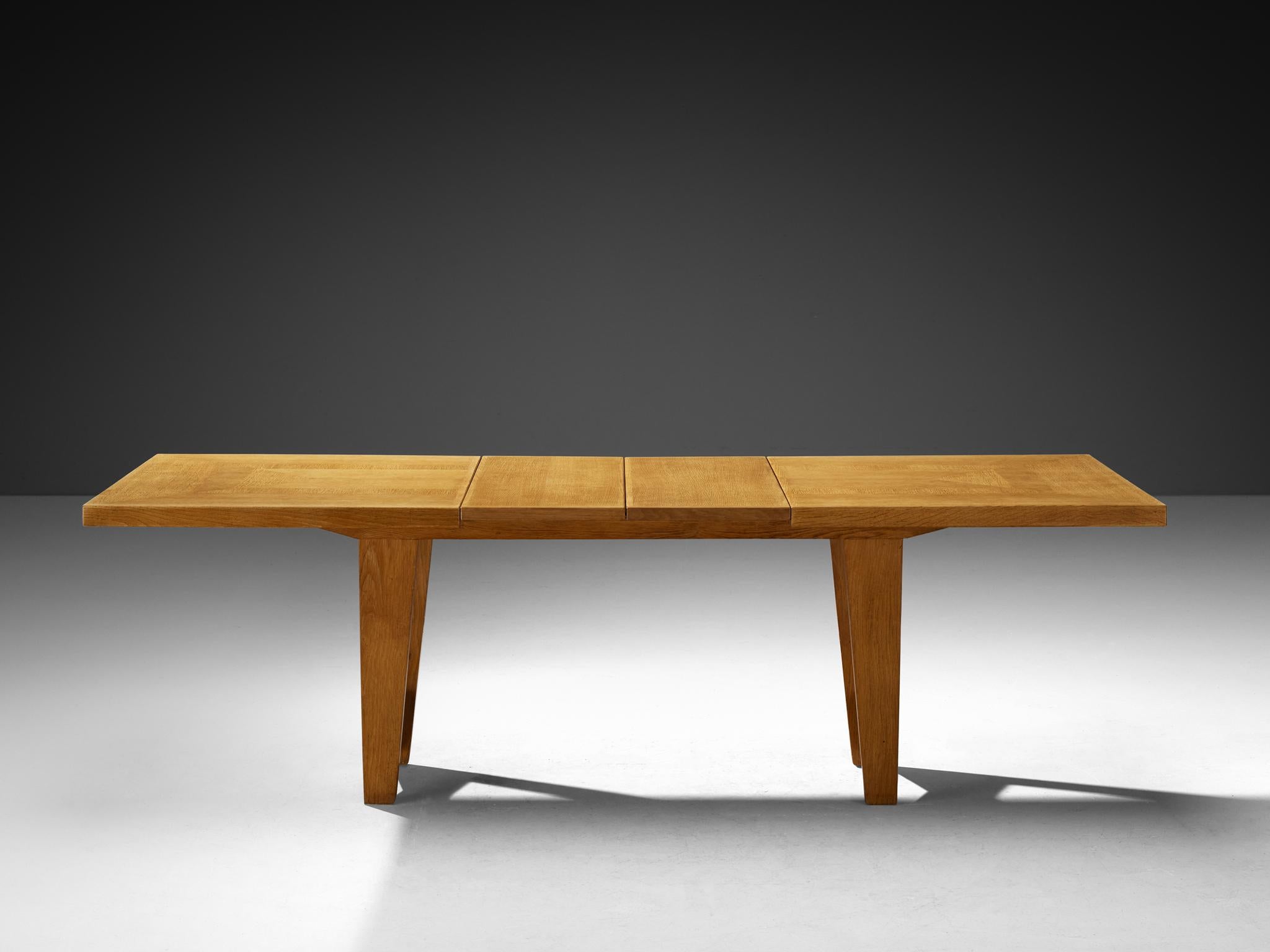 Mid-Century Modern Table à manger Guillerme & Chambron en chêne massif en vente