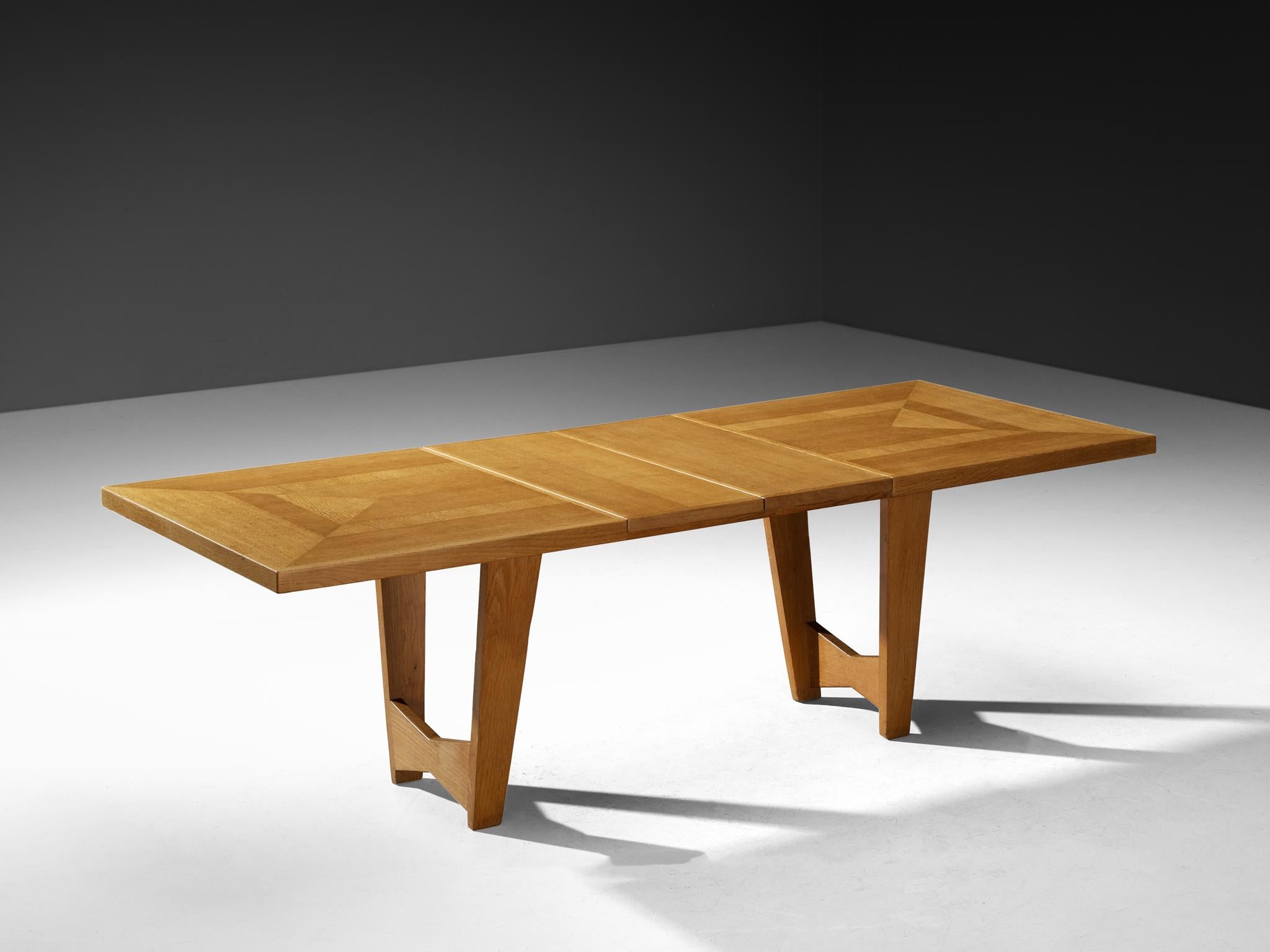 Table à manger Guillerme & Chambron en chêne massif Bon état - En vente à Waalwijk, NL