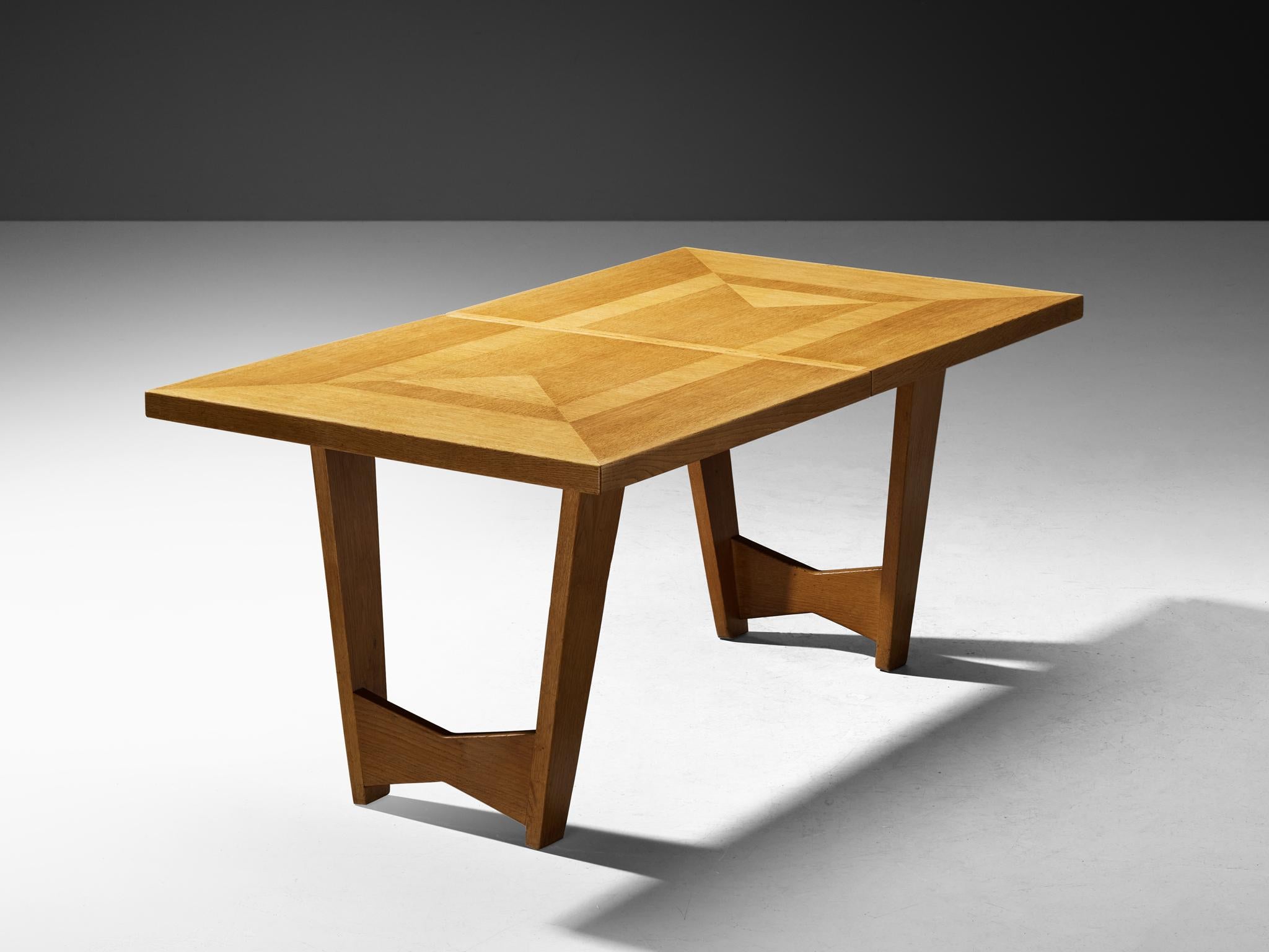 Chêne Table à manger Guillerme & Chambron en chêne massif en vente