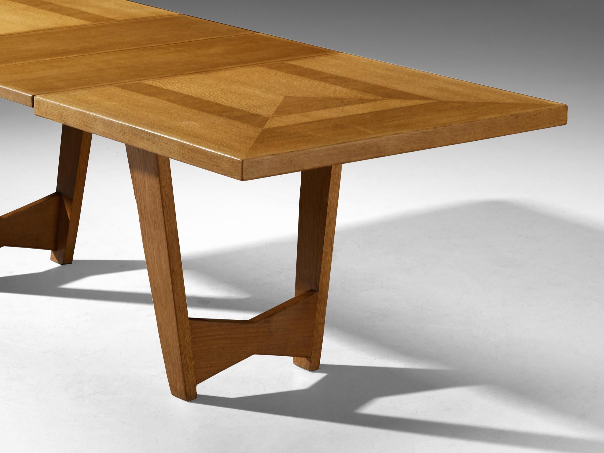 Table à manger Guillerme & Chambron en chêne massif en vente 1