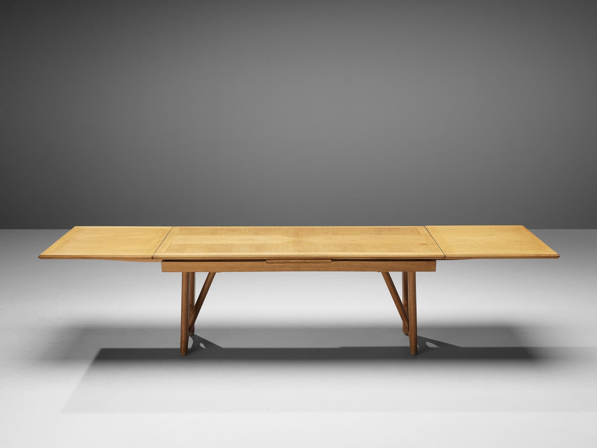 Guillerme & Chambron Extendable Dining Table in Oak 4