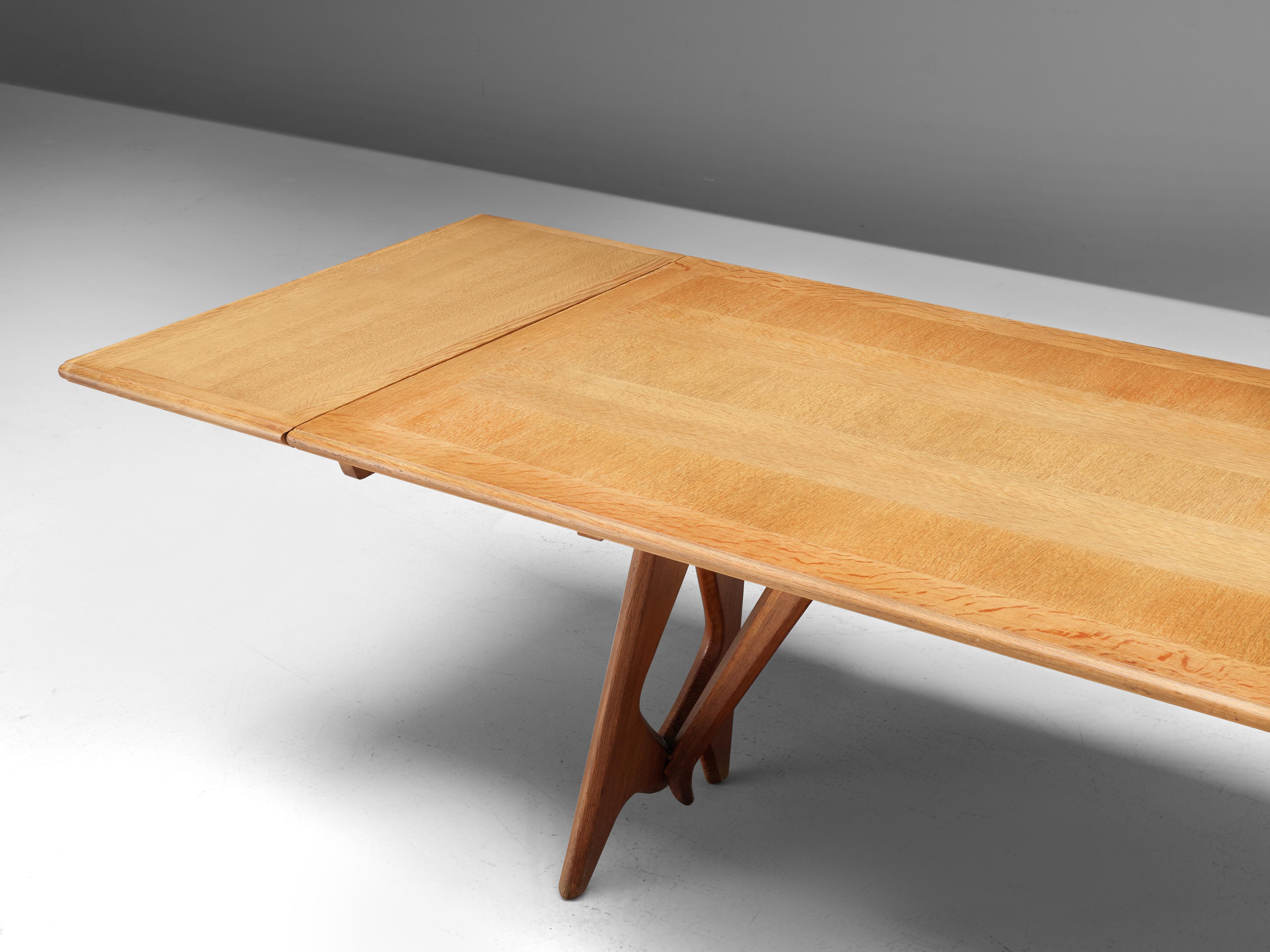 Guillerme & Chambron Extendable Dining Table in Oak In Good Condition In Waalwijk, NL
