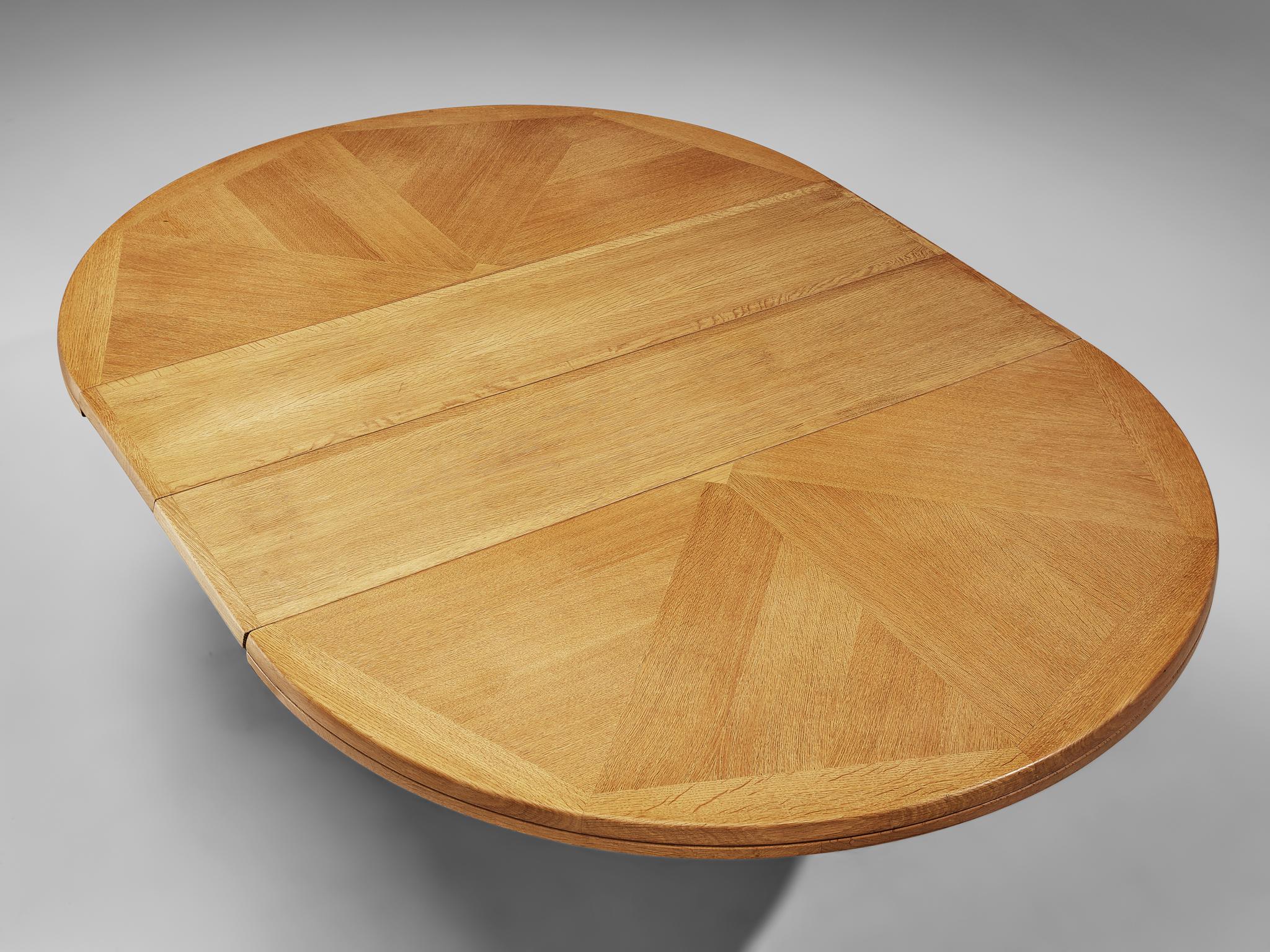 Guillerme & Chambron Extendable Dining Table in Oak  In Good Condition In Waalwijk, NL