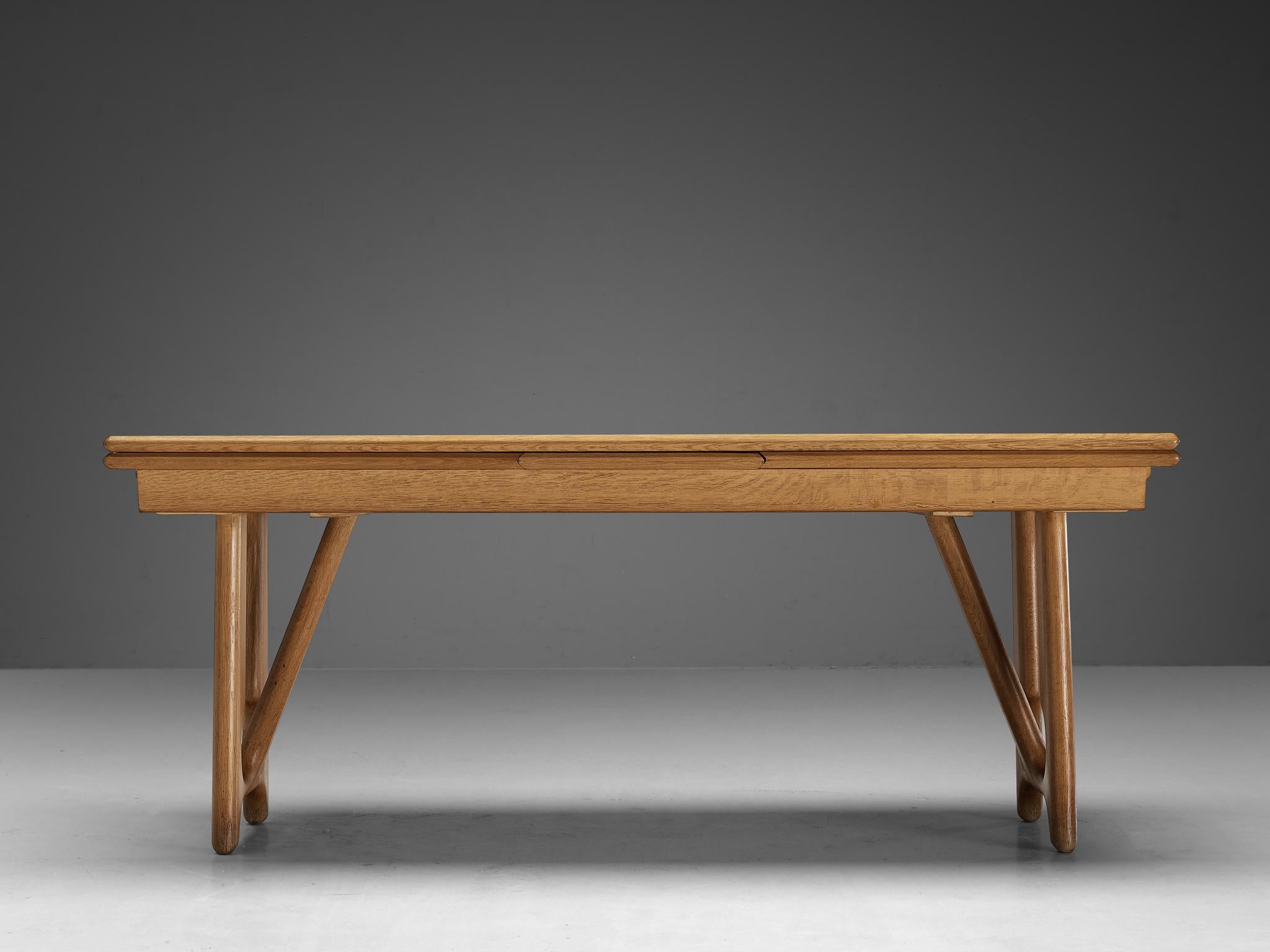 Guillerme & Chambron Extendable Dining Table in Oak  In Good Condition In Waalwijk, NL