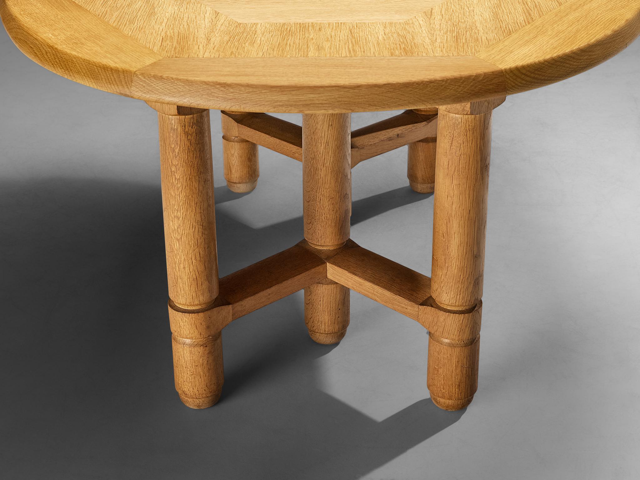 Guillerme & Chambron Table de salle à manger ovale à rallonge 'Elmyre' en Oak en vente 3