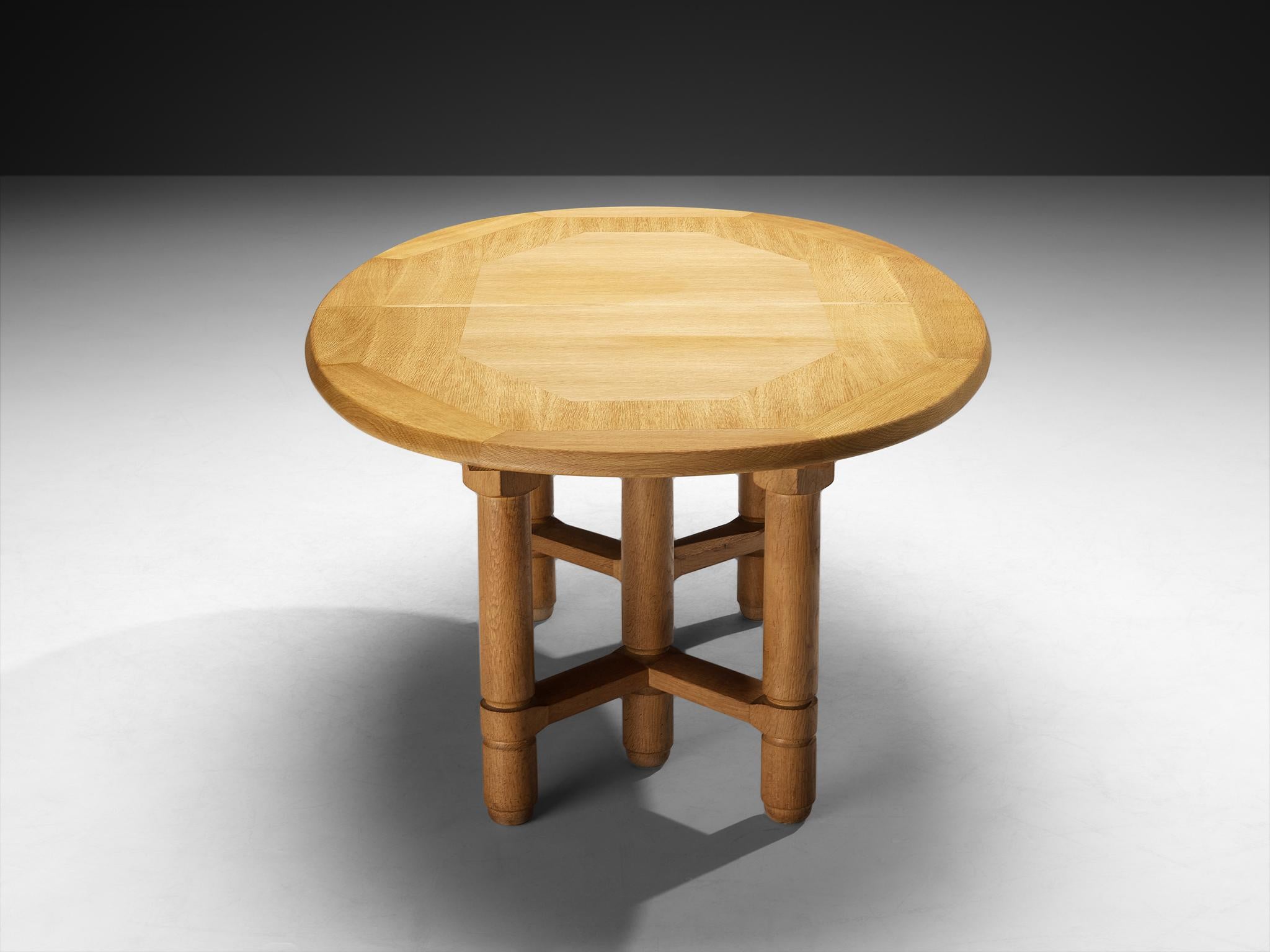 Guillerme & Chambron Table de salle à manger ovale à rallonge 'Elmyre' en Oak en vente 4