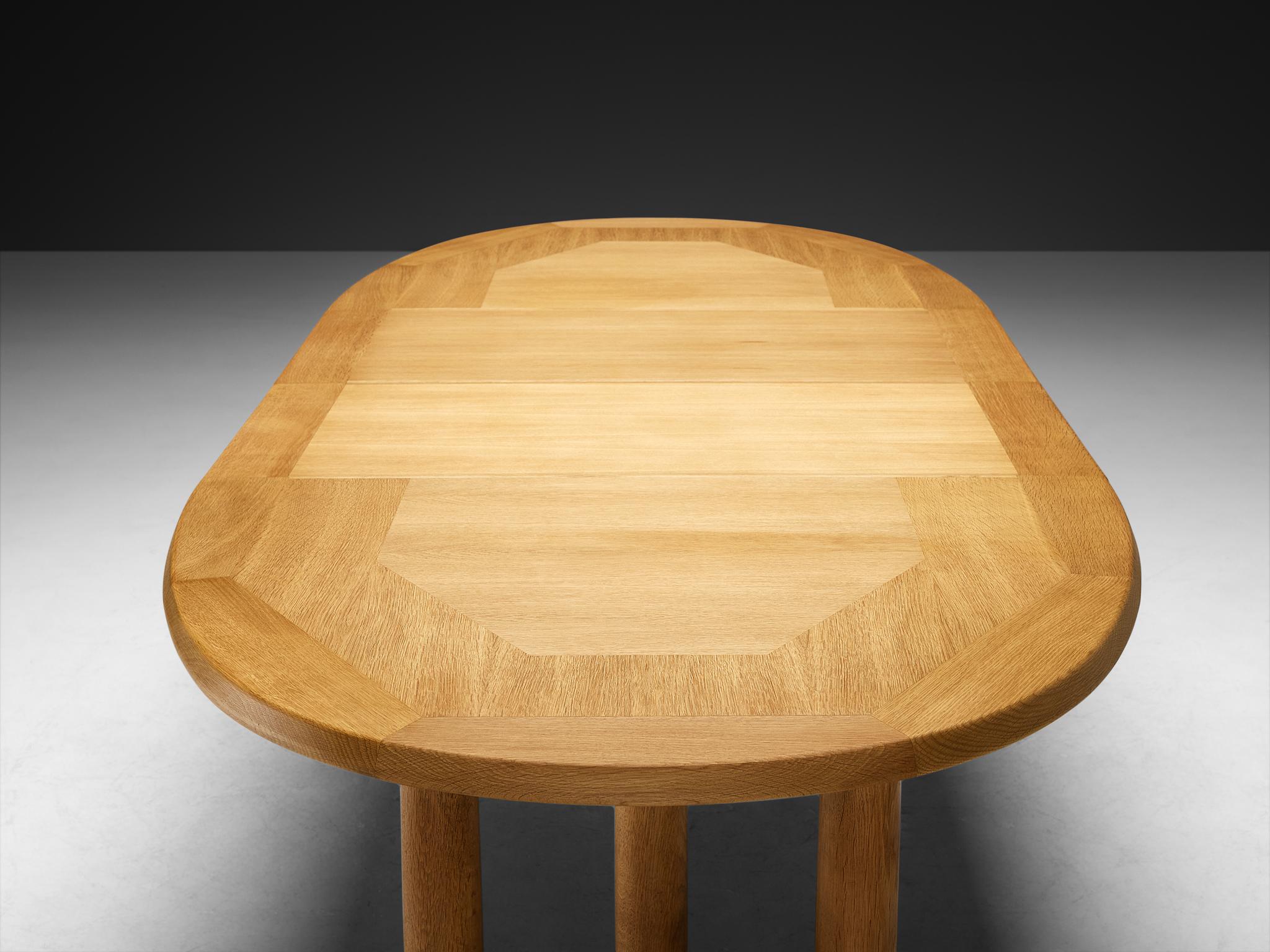 Mid-Century Modern Guillerme & Chambron Table de salle à manger ovale à rallonge 'Elmyre' en Oak en vente