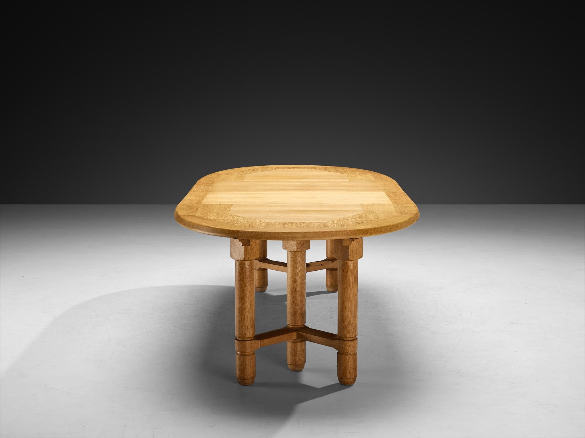 Chêne Guillerme & Chambron Table de salle à manger ovale à rallonge 'Elmyre' en Oak en vente